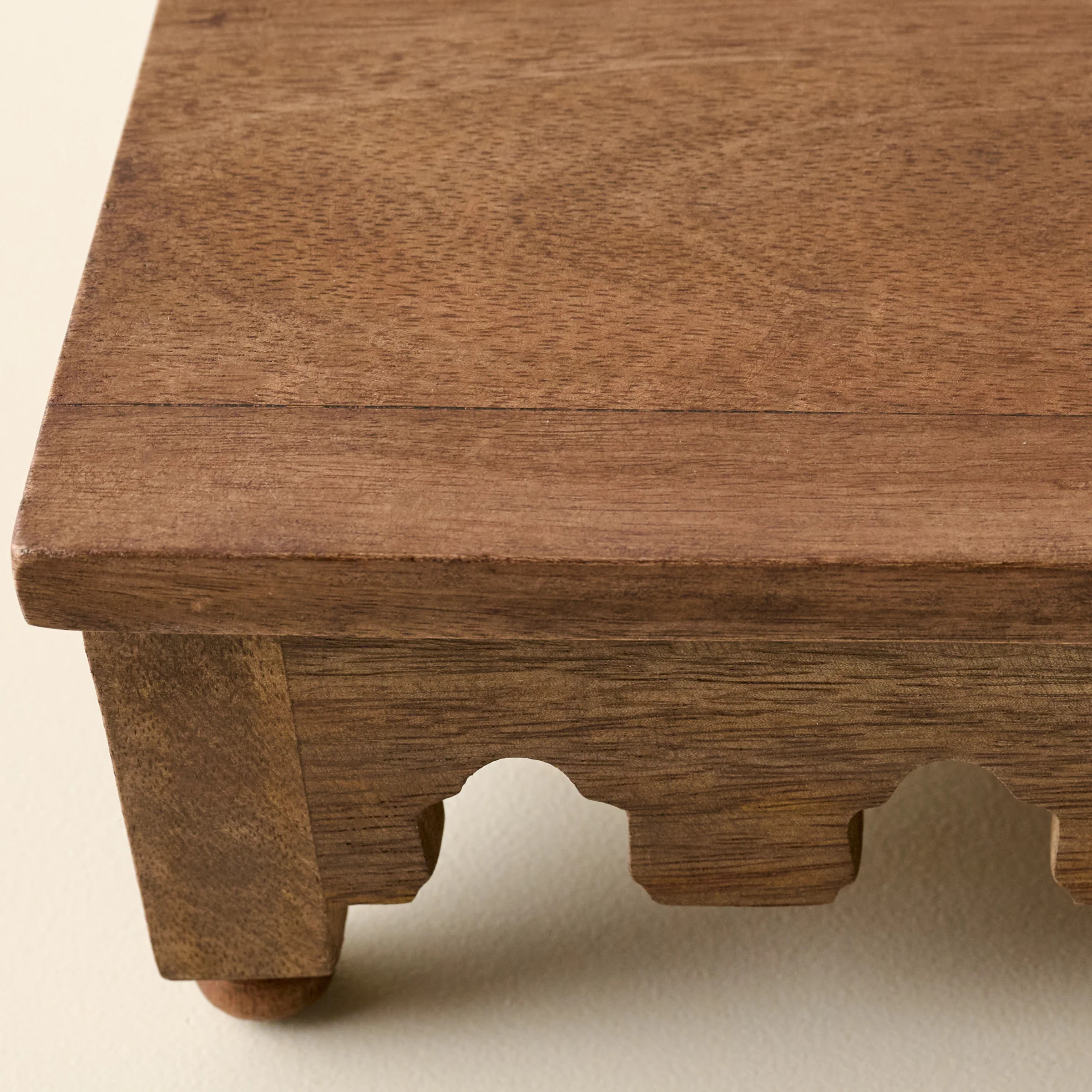 Archie Scalloped Wooden Riser | Magnolia