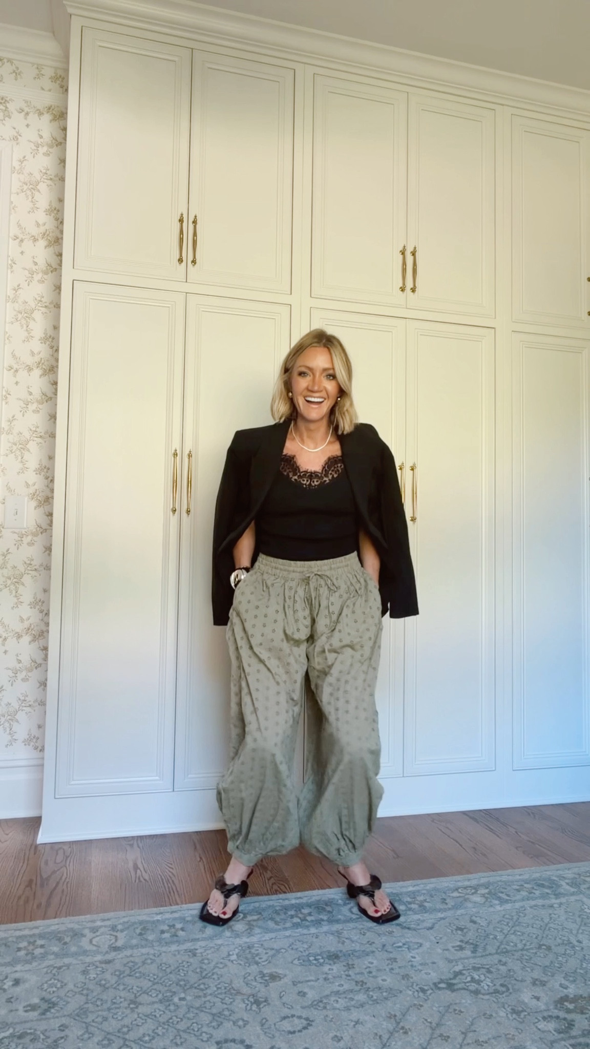 S in lace tank 
Xs in eyelet pants if you can believe it 😂 
26 in jeans with 30” inseam 
