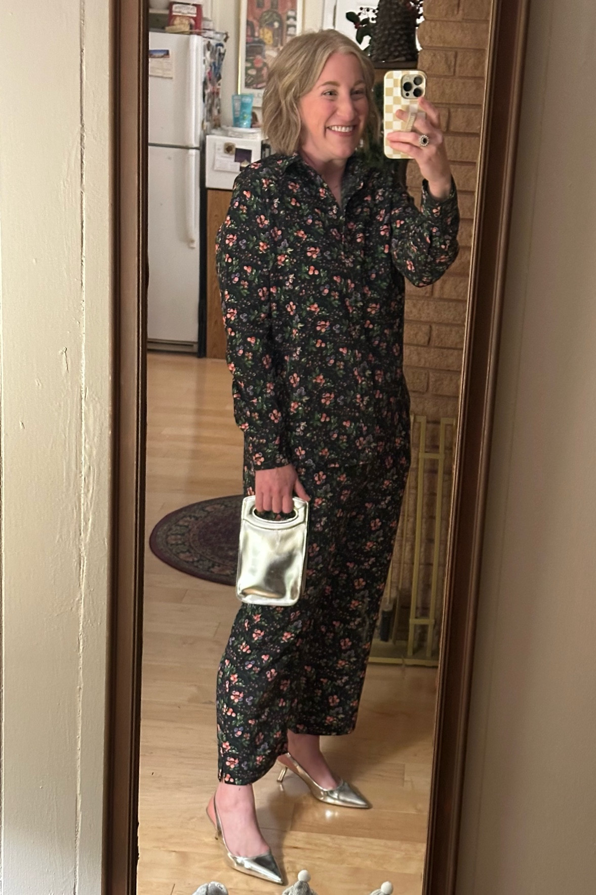 A fun take on festive attire💫
Top (size down, I’m in XS)
Pants TTS
Heels TTS 
Older Madewell bag 