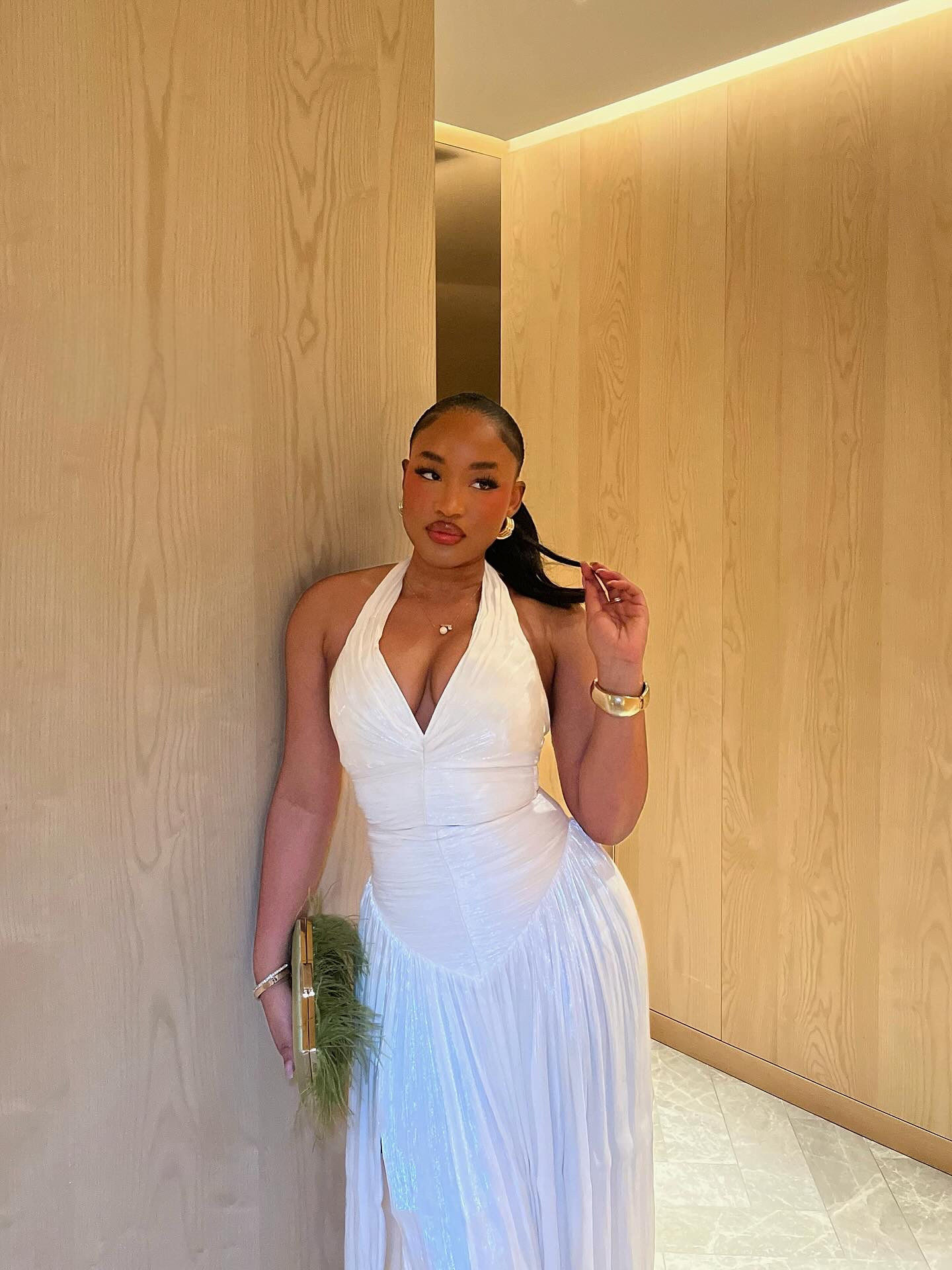 Setting the tone 🤍

@meshki