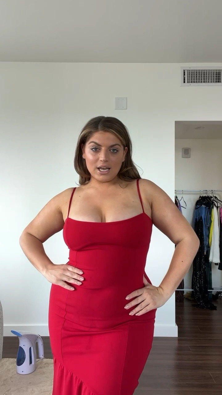 i was deciding between this dress and the black dress for a hello molly event. i love both equally!! its perfect for a night out!! so elegant and chic ❤️ wearing a size xl 