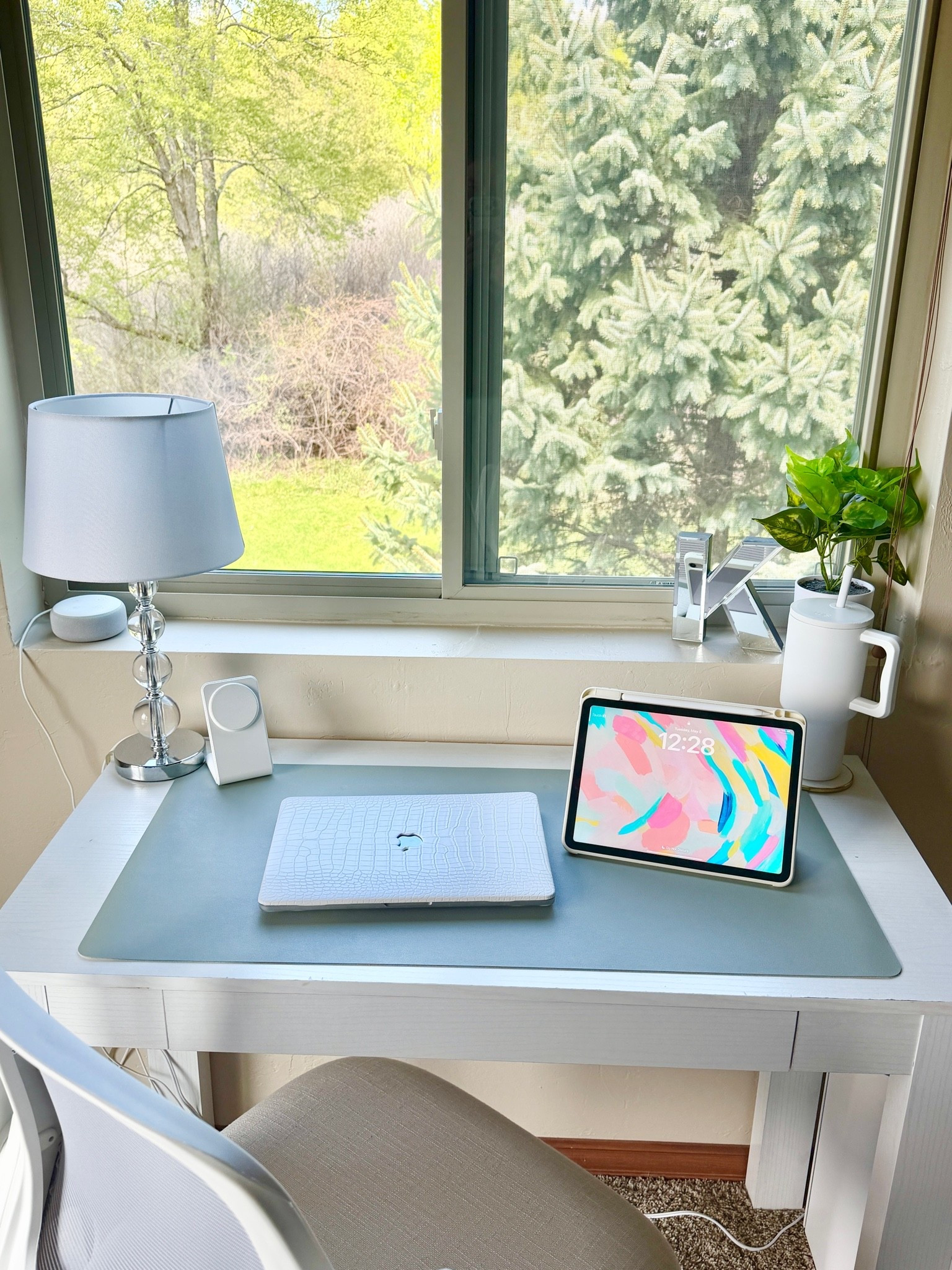 Work from Home Office/Desk Setup

Home office, remote work, virtual work, desk accessories, home decor, office supplies, MacBook Pro, iPad Air, white desk, desk chair, desk setup, office setup

#LTKWorkwear #LTKHome