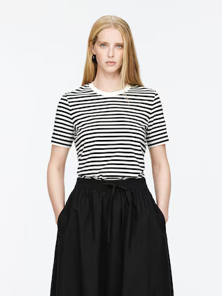 T-shirt signature LILY – Blanc/Bleu foncé – Femme – ARKET FR | Arket EU