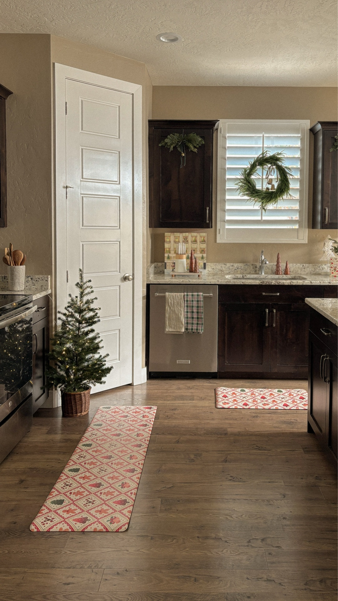 🎄 Cook in comfort this holiday with the Isolde Christmas Gingerbread Man Anti-Fatigue Kitchen Mat from @genimorugus ! Non-slip, spill-resistant, and pet-friendly. Add cozy festive vibes to your kitchen—shop now!
 
#ChristmasKitchen #HolidayDecor #AntiFatigueMat #KitchenComfort #FestiveHome

#LTKHoliday #LTKHome #LTKSeasonal