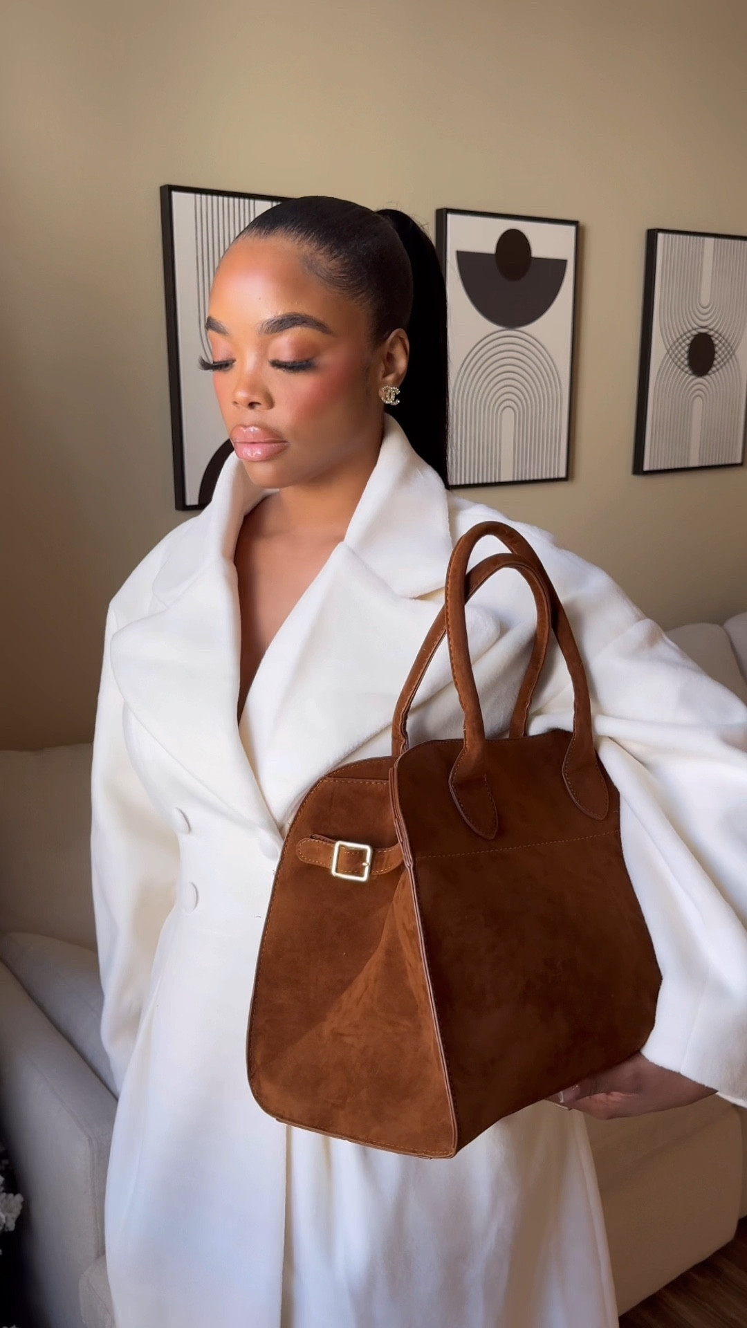 White Trench coat & Brown tote 🤎