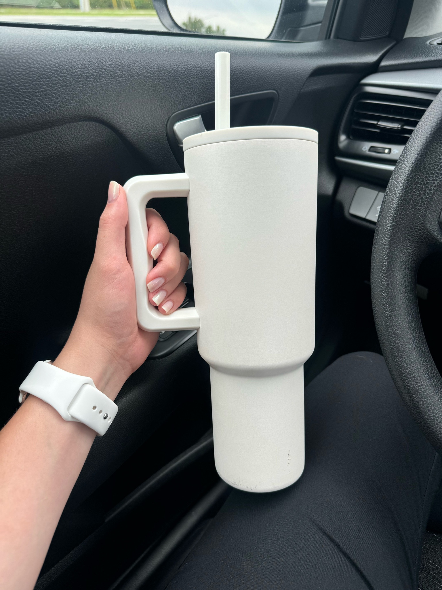 The best water bottle !
Doesn't leak, very high quality, keeps water cold for so long and fits in every cup holder possible ! I love it !