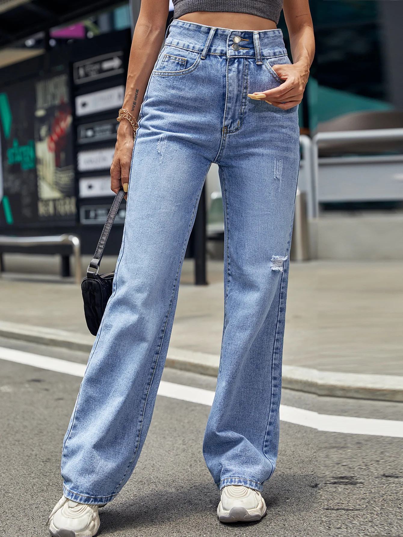 High Waist Buttoned Ripped Jeans (M / Light blue) | 1Sansome