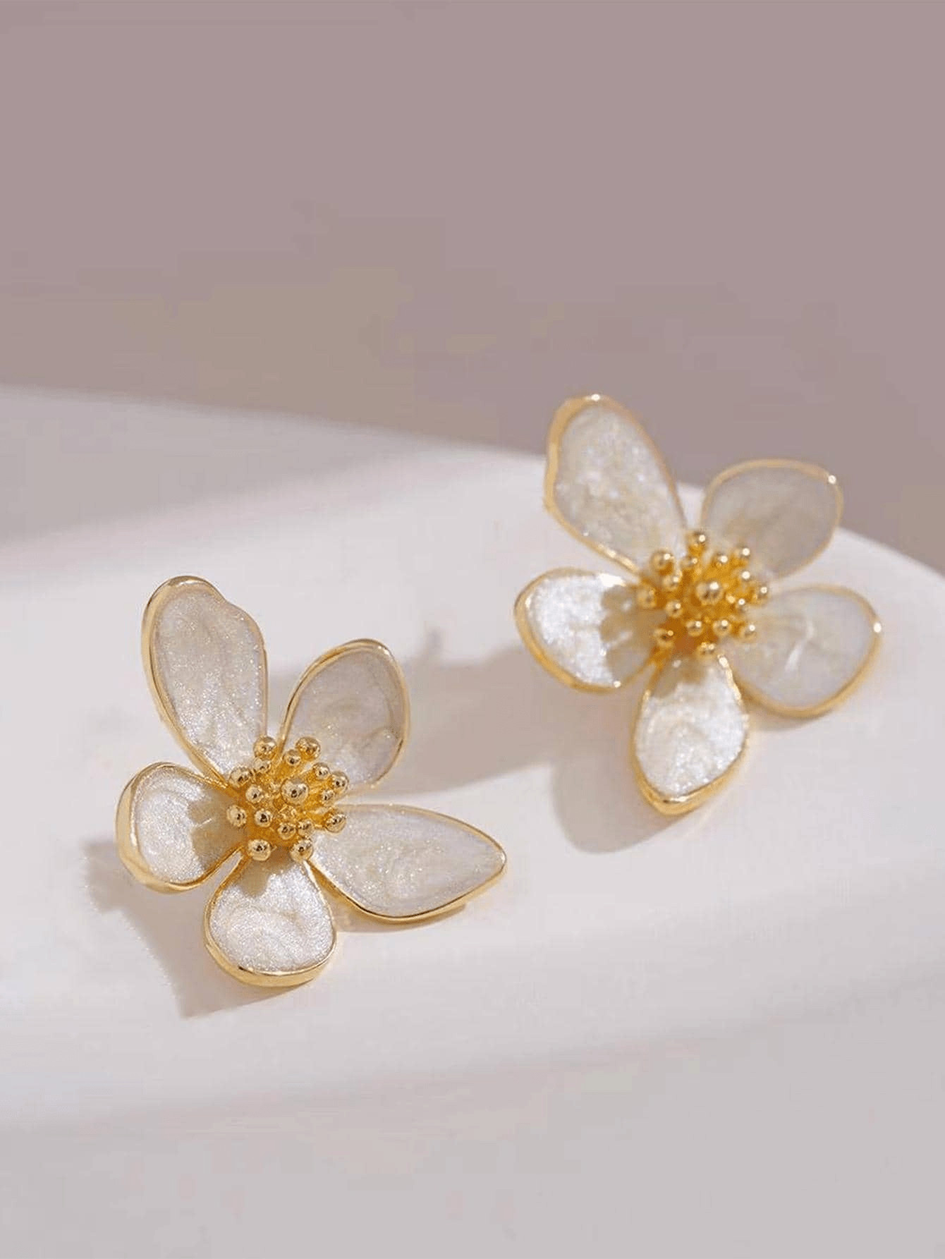 1pair Elegant White Flower Design Stud Earrings For Women For Party Prom | SHEIN