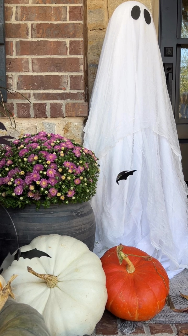 DIY fluttering bats for Fall and Halloween