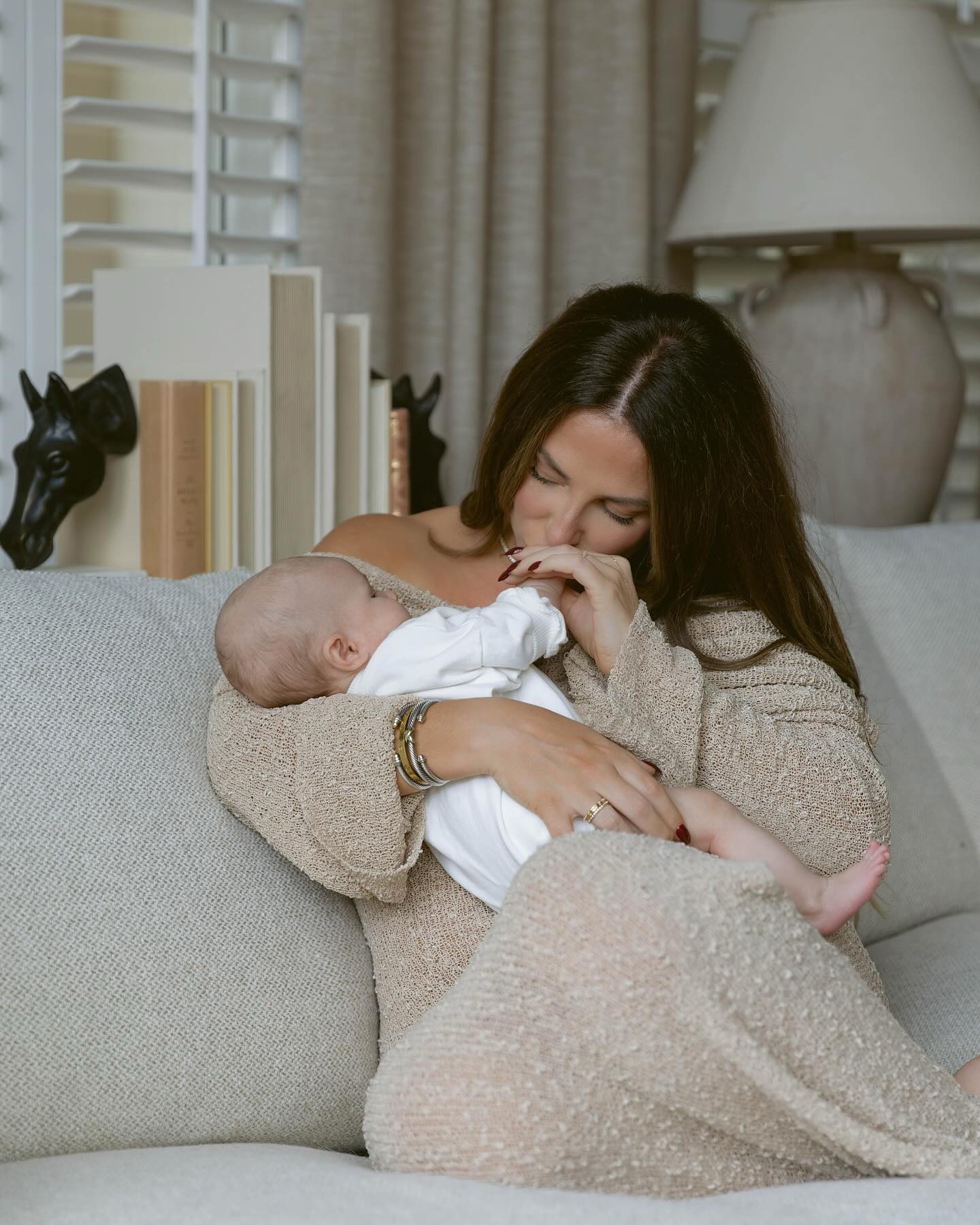 home with my family >>>

Newborn pictures 
Postpartum 
Bump friendly 
Christmas photos 
Family photo 

#LTKHoliday #LTKBaby #LTKSeasonal