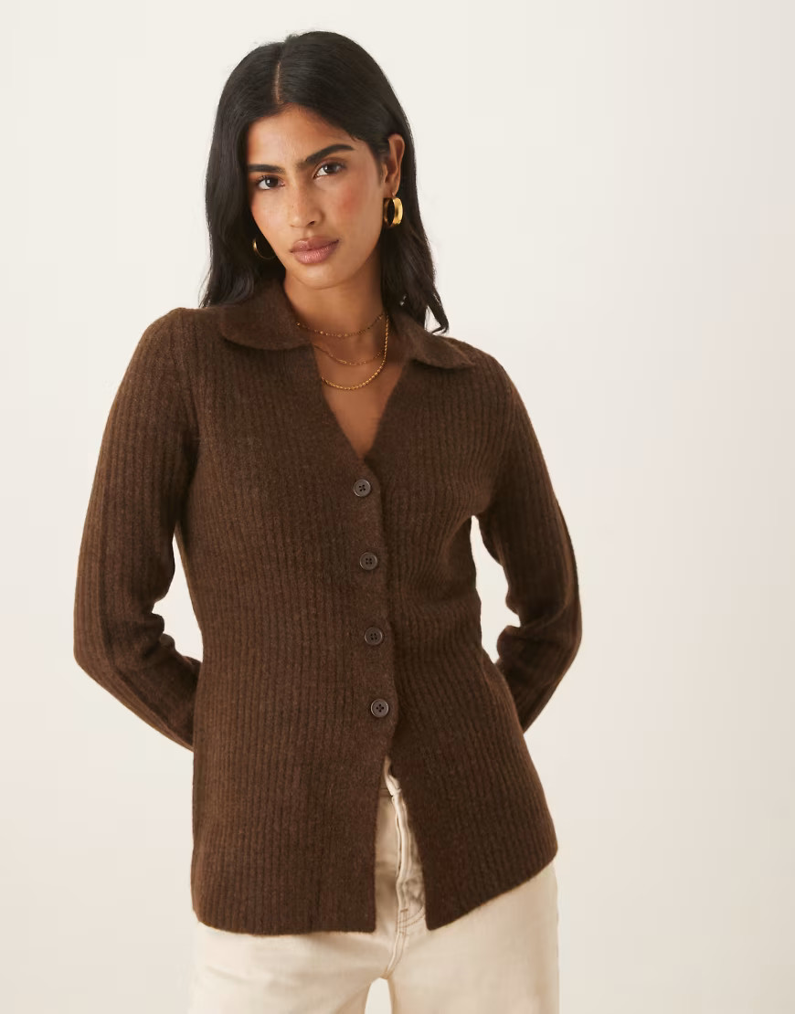 ASOS DESIGN – Figurbetonte Longline-Hemdbluse aus Strick in Schokobraun-Brown | ASOS (Global)
