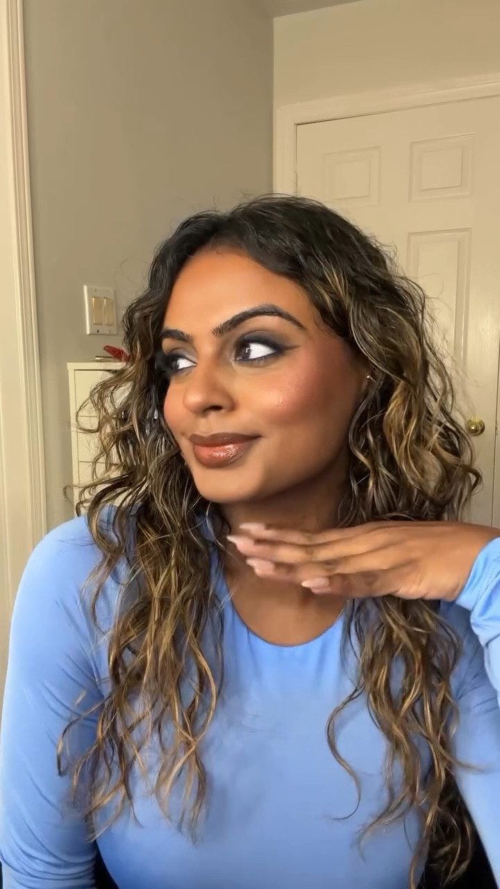 When you spent too much time on your hair so you have to rush your makeup 🥹

Main products:
@maccosmetics @maccosmeticscanada Hyper Real Serumizer, Lip Liner in Chestnut, Pro Longwear Fluidline Eye Liner in Blacktrack
@r.e.m.beauty essential drip lip oil in Mint Condition, Glossy Balm in Hocus Cocoa
@narssist Soft Matte Complete Concealer in Hazelnut
@basmabeautyofficial The Foundation Stick in 007 and 012 
@kulfi.beauty Main Match Crease-Proof Long-Wear Hydrating Concealer in Glossy Guava
@rarebeauty Soft Pinch Liquid Blush in Beloved, Soft Pinch Luminous Powder Blush in Joy
@hudabeauty @hudabeautyshop Easy Bake Setting Powder in Kunafa
@makeupbymario The Original Master Mattes Eyeshadow Palette
@velourbeautyofficial Lashes in A New Leaf, White Adhesive Glue (use code PAVEE20)
@aboutfacebeauty Line Artist liner in Sadgrl
@clarinsofficial @clarinscanada Wonder Volume Mascara XXL
@mentedcosmetics Vacay Bronzer
@nyxcosmetics_canada @nyxcosmetics Canada Nutmeg lip liner
@onesize On ‘Til Dawn Mattifying Waterproof Setting Spray

#psimpressionss #torontocontentcreator #torontomakeupartist #torontocreator #contentcreator #rarebeauty #rareroutine #velourbeauty #velourbabe #maccosmetics #iwearmac #onesizesettingspray #grwm #grwmmakeup