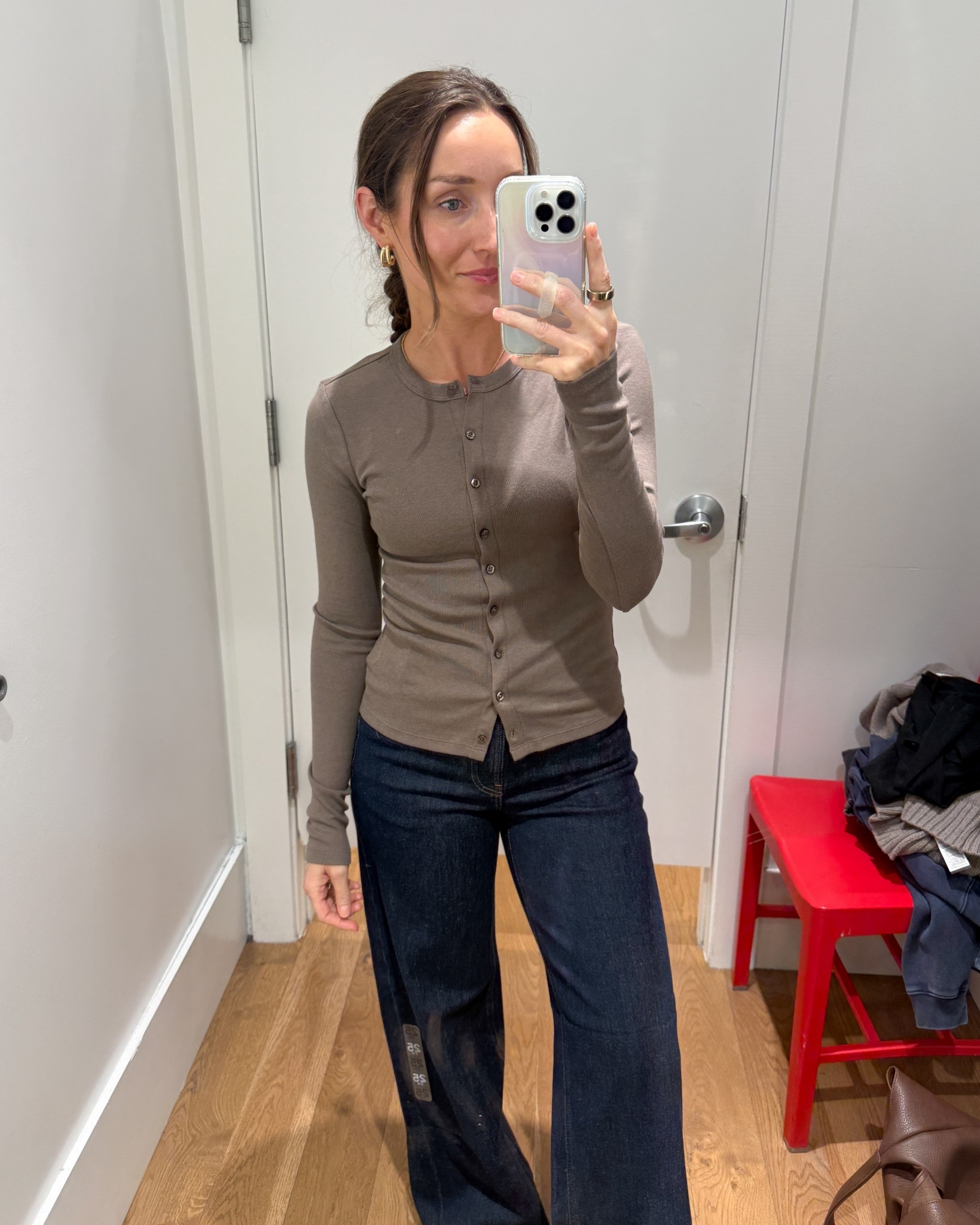 The modern cardigan is so good in this taupe as well! These can be easily dressed up or down. Wearing XS. Grab it for 40% off today. 