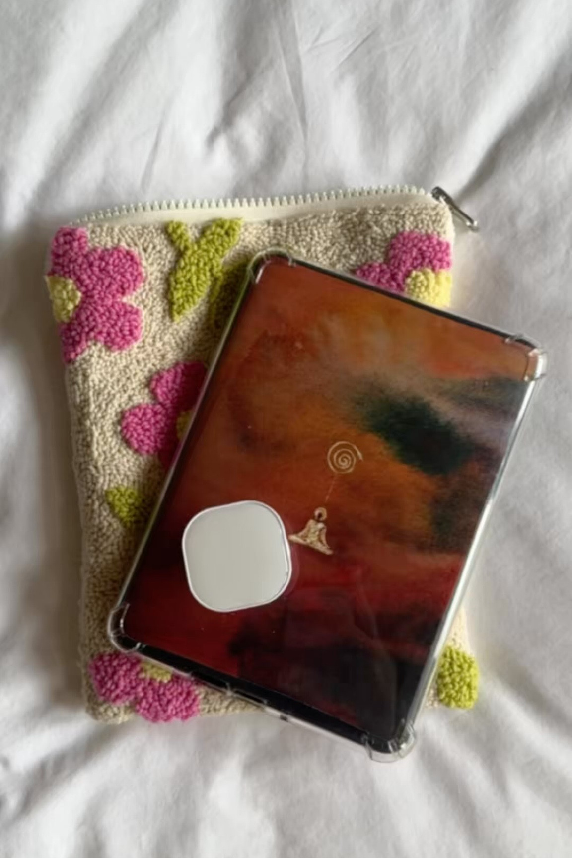 how to customize your kindle from a girl who loves gadgets but needs them to be as cozy as possible: 
☁️ 1. kindle sleeve: i found the cutest handmade one on etsy (linked in my bio!) and they have so many options—i even got my mom one for christmas. this is my newest addition & I am obsessed!!!!! 
☁️ 2. custom background: i designed mine on canva and sent it to my kindle as a pdf. lmk if you guys want a tutorial - it’s so simple and such a fun touch! 
☁️ 3. custom case: diy’d my own case using a pinterest photo that I resized to fit on canva and printed out to put in  a clear case from amazon. endless possibility and so inexpensive when you get bored of it & want to change it up! 
4. popsocket: game changing!! idk how i used my kindle before this but it makes it so much easier to hold!! mine’s pretty plain, but you can find so many cute shapes & designs online! 

lmk if you guys have other creative ideas or any questions !!!! 

📖📖📖📖📖
#kindle #booktok #bookstagram #booklover #gadgetgirl #gamergirl #cozytok #cozy #cozygaming #book #booknerd #kindleunlimited #kindlepaperwhite #booklovers #creative #custom #diy 
@etsy @canva @amazonkindle @pinterest