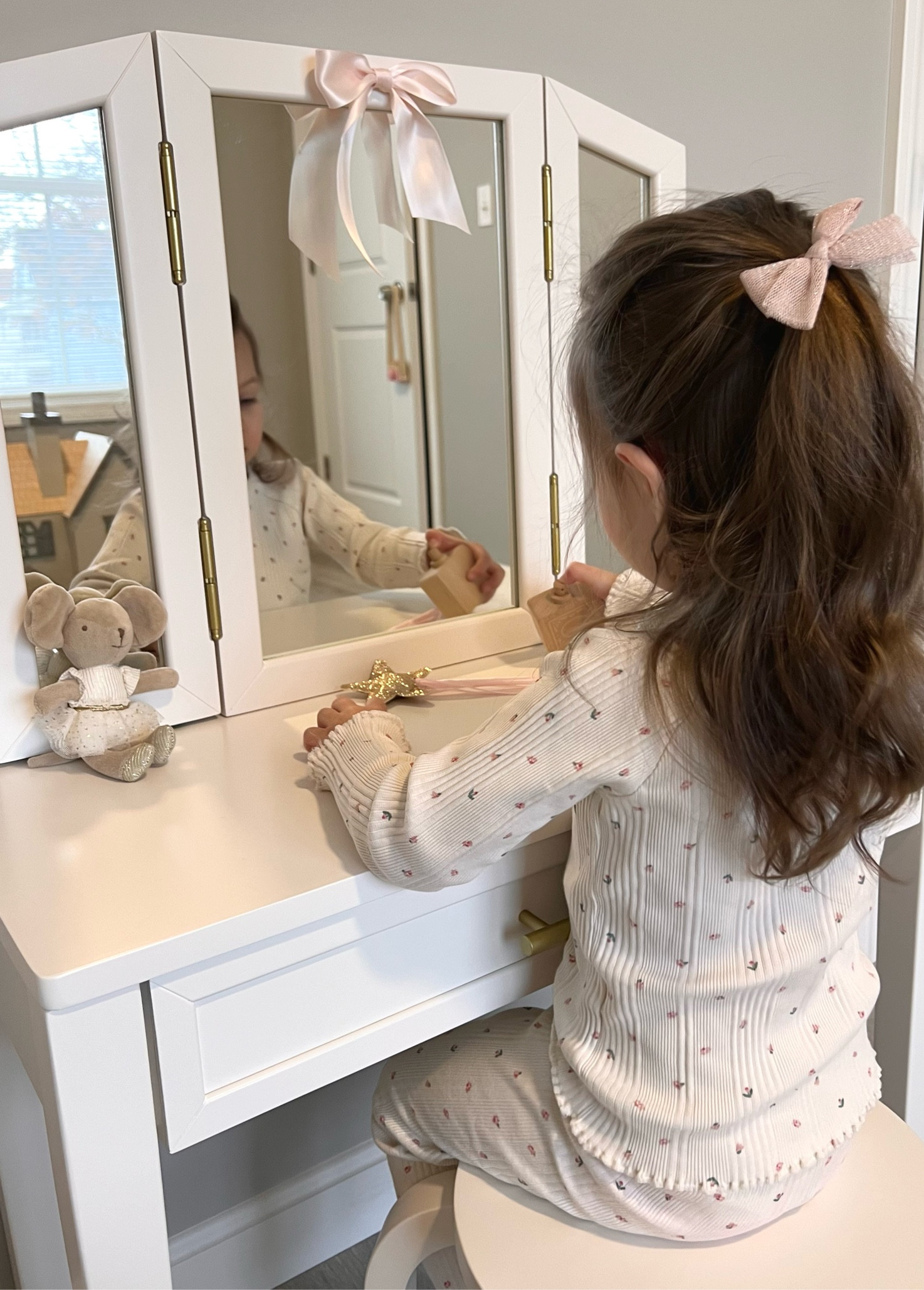 Mia’s vanity🪞🎀

#LTKbeauty #LTKkids #LTKhome