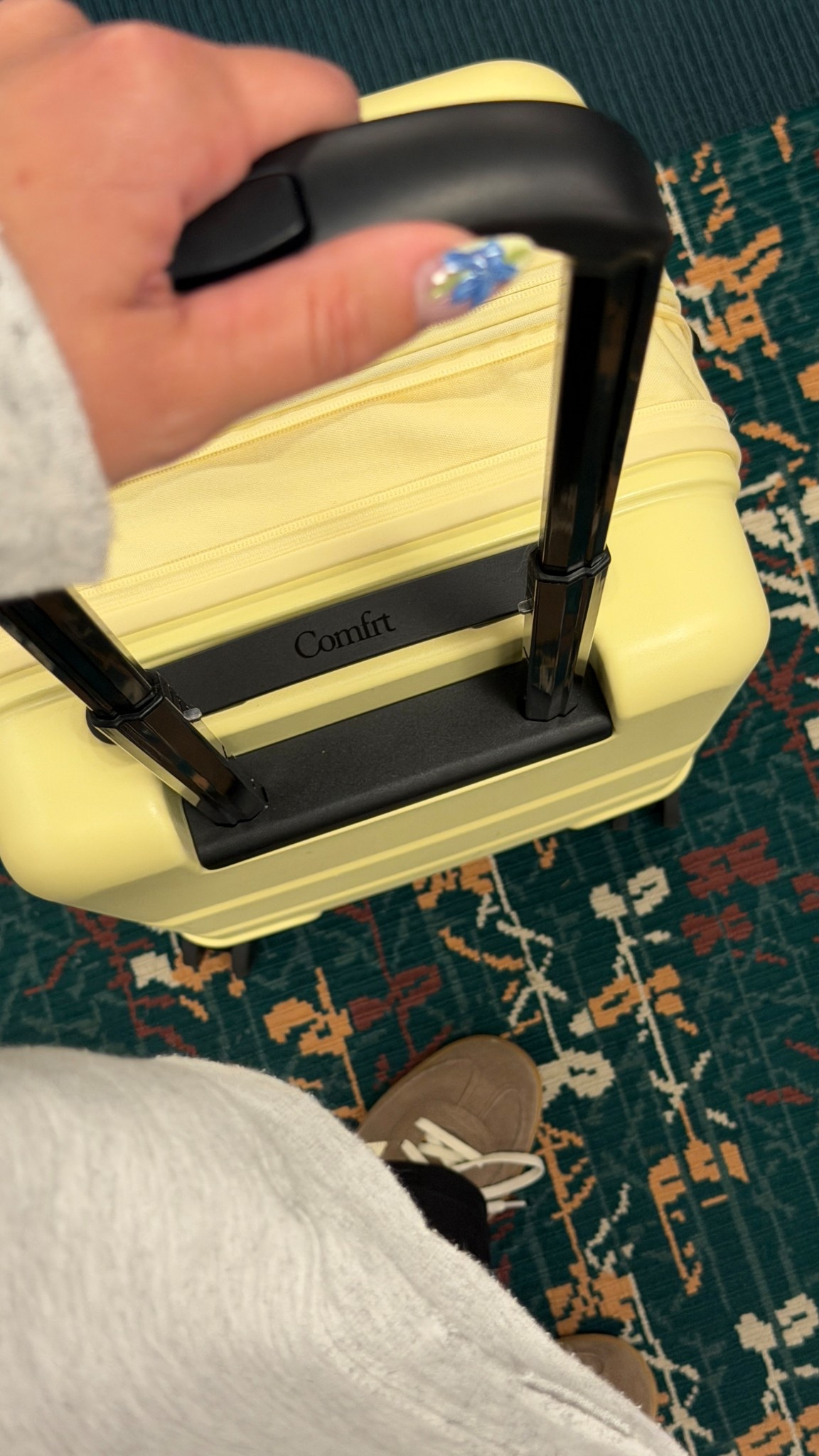 Another day another flight. I’m always on the go && needed a new carry on. I LOVE my new Comfrt carry on in butter yellow. It’s perfect. 💛


Luggage | Suitcase | Travel Bag

#LTKSeasonal #LTKSaleAlert #LTKTravel