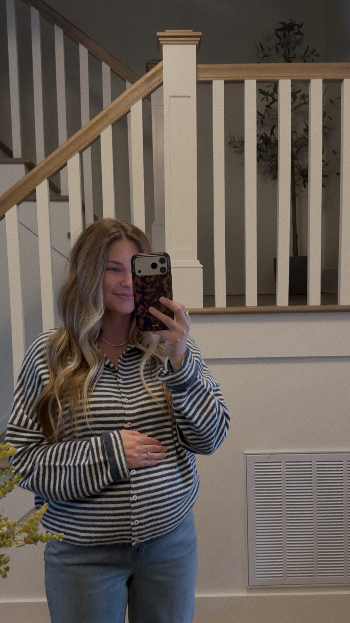 Finally found some good boyfriend maternity jeans! Wearing size 6