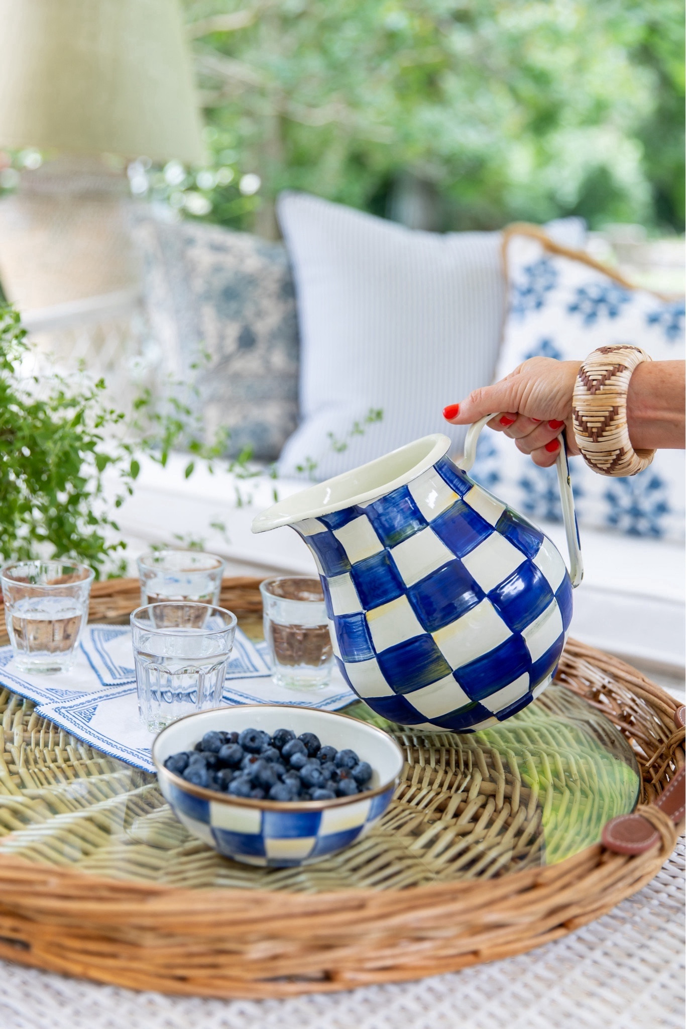 We’re thrilled that warmer weather has arrived and can’t wait to spend more time on the patio! ☀️ #spring #springtime #outdoorentertaining #checks #rattan 