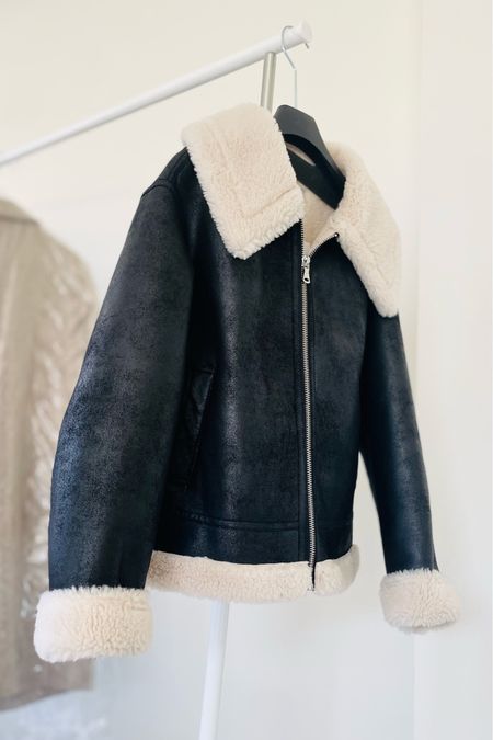 This fall winter is all about the Shearling collar jacket 🤩🖤

Fall must have, fall 2022 trends, winter 2022 trends, black jacket, soft collar jacket, the it jacket 2022, fall essentials, winter essentials 

#LTKSeasonal #LTKstyletip #LTKHoliday
