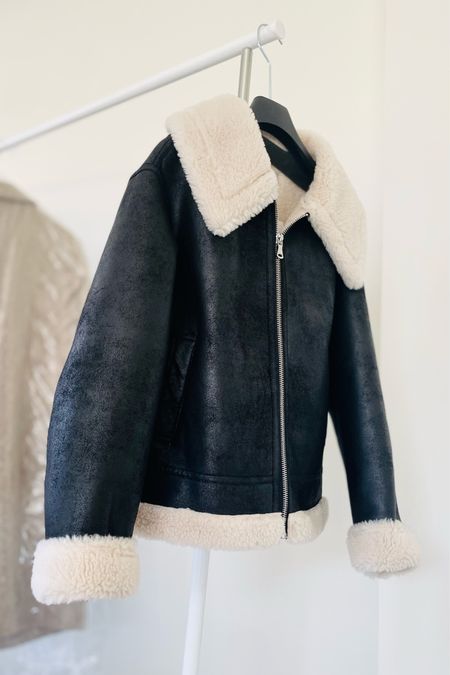 This fall winter is all about the Shearling collar jacket 🤩🖤

Fall must have, fall 2022 trends, winter 2022 trends, black jacket, soft collar jacket, the it jacket 2022, fall essentials, winter essentials 

#LTKSeasonal #LTKstyletip #LTKHoliday