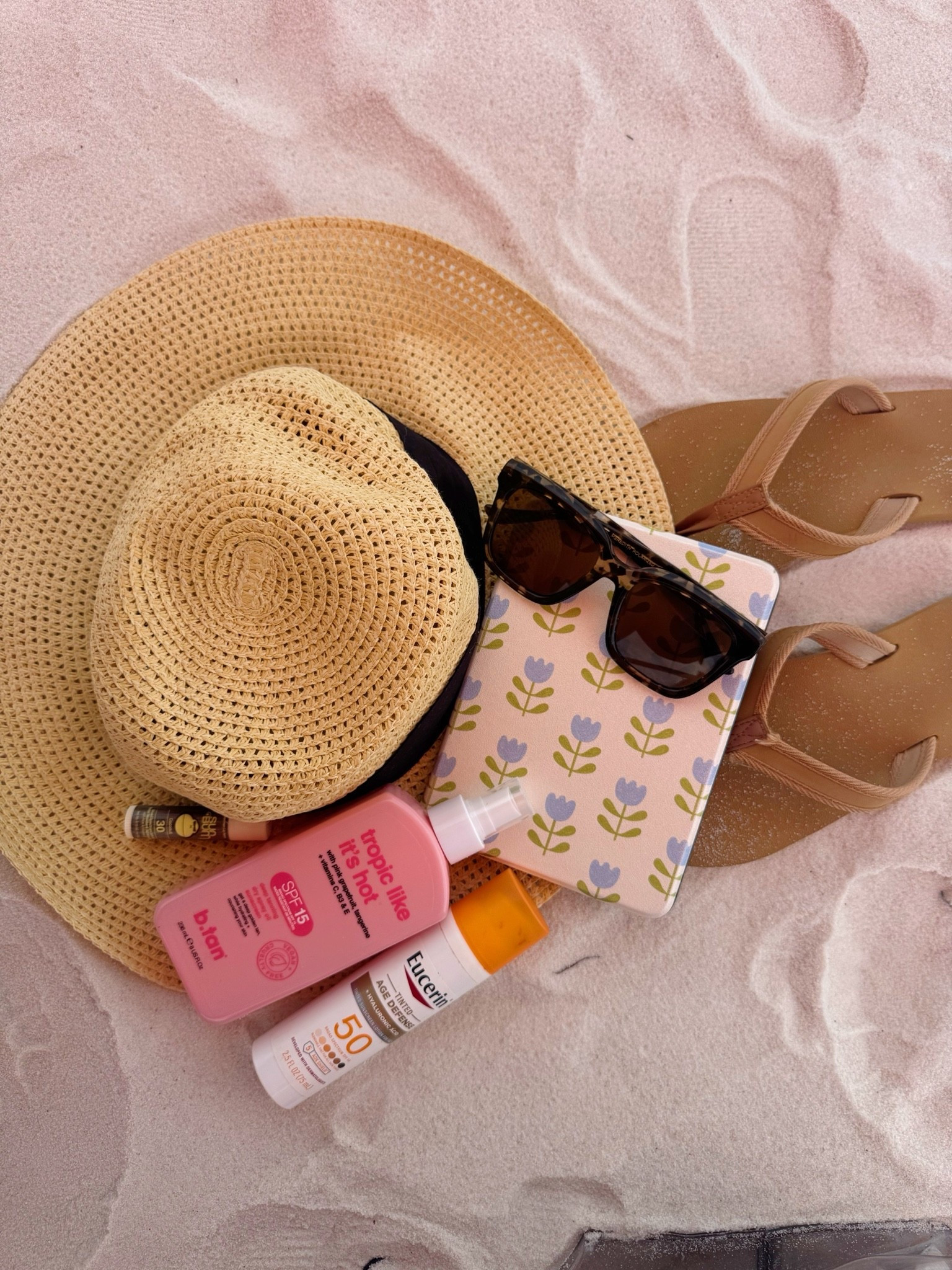 Beach day essentials!!! 🌊☀️👙🐚