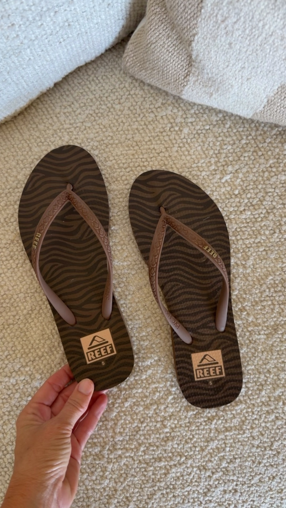 Amazon flip flops
Neutral
Fits tts
Amazon deal

#LTKgrwm #LTKootd #LTKSaleAlert