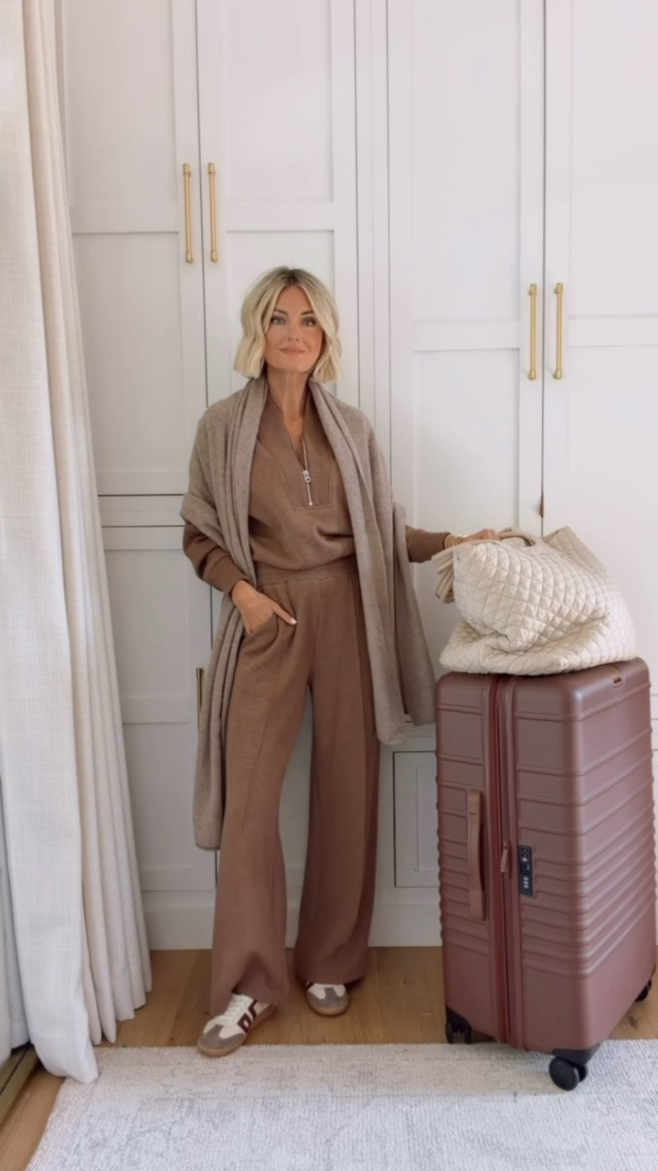 Another @Varley set that I’m excited to wear this fall for travel! This color is really nice! I just added a cashmere wrap for an extra layer! Wearing S!

Loverly Grey, Varley, loungewear, lounge set, fall outfit inspo, airport outfit, cashmere wrap, Beis luggage

#LTKSeasonal #LTKTravel