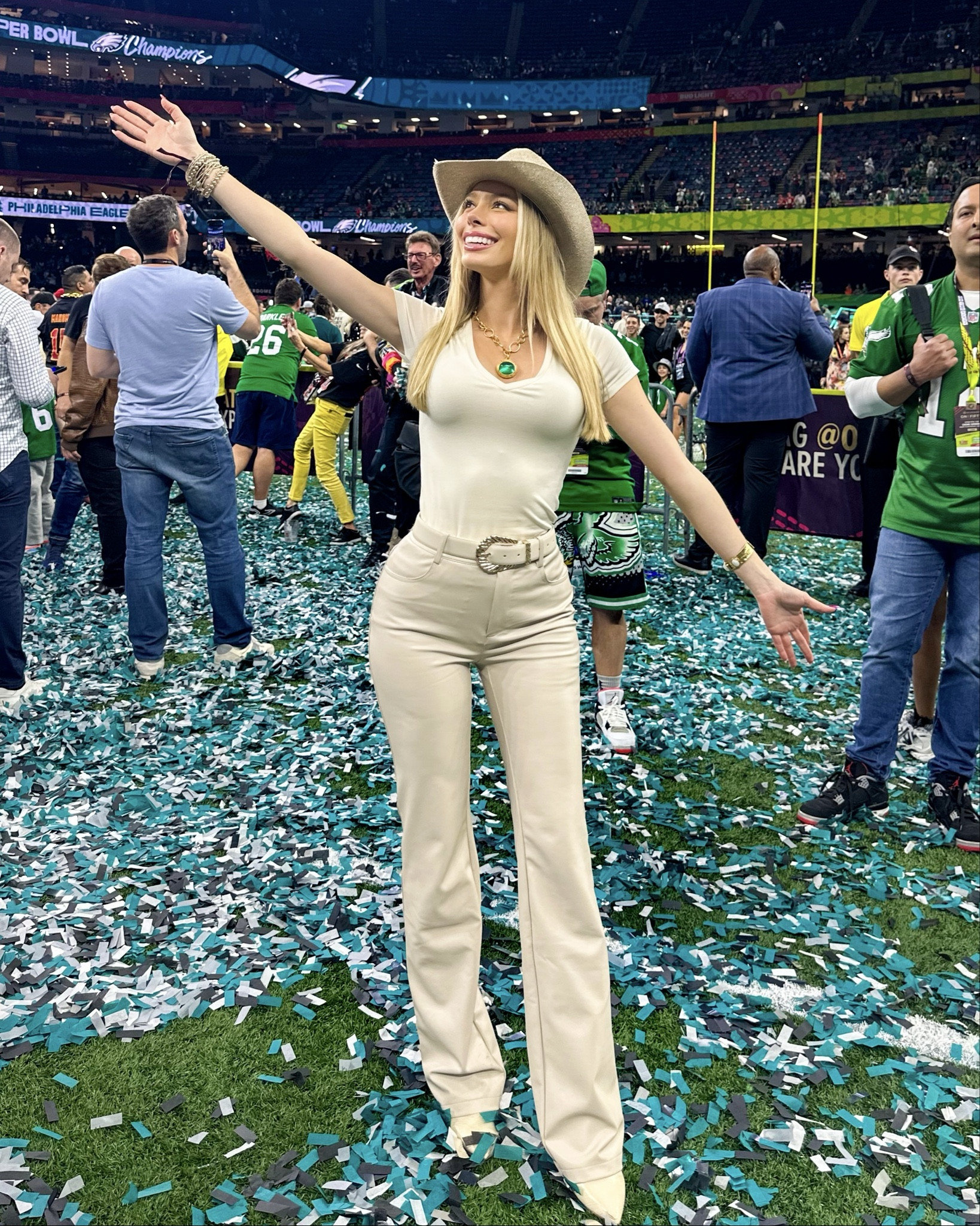 Chic Western outfit. Old Money Style. Monochrome outfits. All white outfit. White outfit. Beige outfit. Cream outfit. Statement jewelry. Julie Vos. Chic white outfit. Timeless outfits. Classy outfits. 

#LTKParties #LTKWatchNow #LTKMostLoved