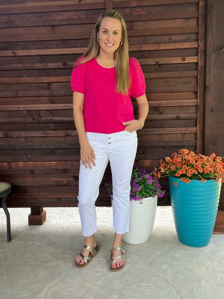 #walmartpartner 
Good white denim can be hard to find! Super excited about this pair I just found on @Walmart! Less than $20, great true to size fit, not see through, and so cute! Loving the shirt and sandals as well! All true to size and affordable! @walmartfashion #walmartfashion