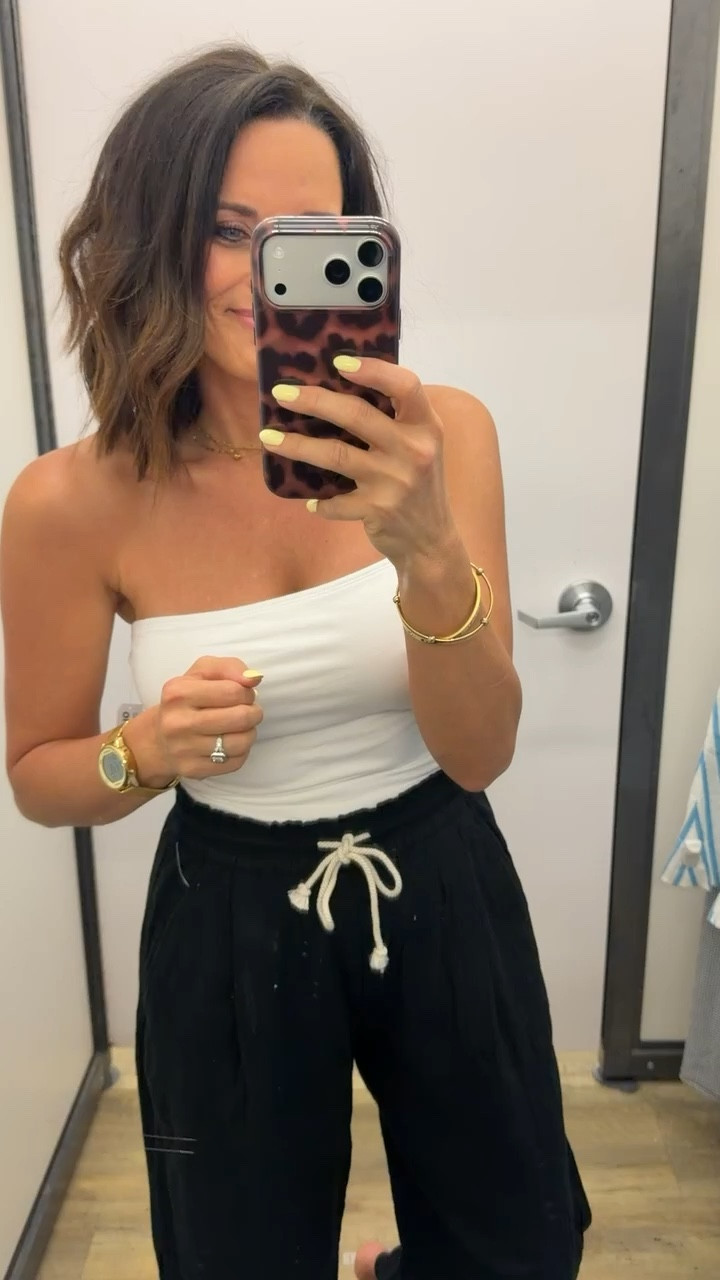 Old Navy basics you’ll wear on repeat 🤍 These pull-on pants are so comfy and easy to style — paired with a simple tube top for the perfect summer look.

#oldnavystyle #casualoutfit #summerstyle #linenpants #affordablefashion 