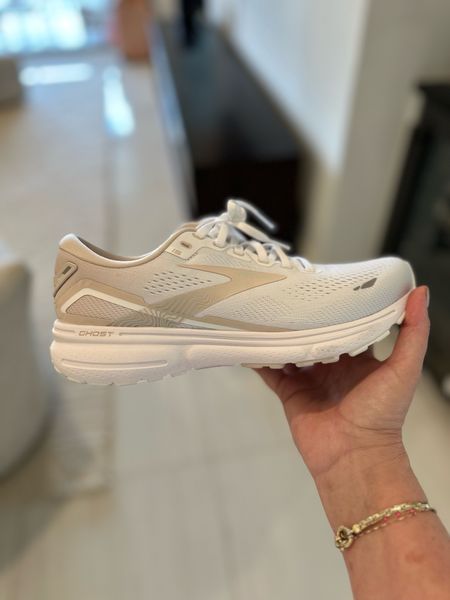 If you struggle with any foot pain, these shoes are the solution! I was on the hunt to find some great shoes that would allow me to walk 4-6 miles per day without pain! Found them 💛