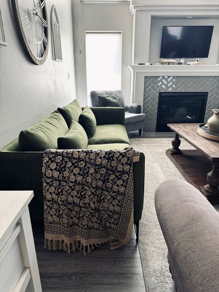 Changing up the vibe in here a bit to more moody with a pop of color!  This couch color was sent to me by mistake but I’m kinda digging it actually!  Velvet and down!
#amazonhome #greenfurniture #sofa #livingroom #livingroomfurniture #homedecor


#LTKsalealert #LTKfamily #LTKhome