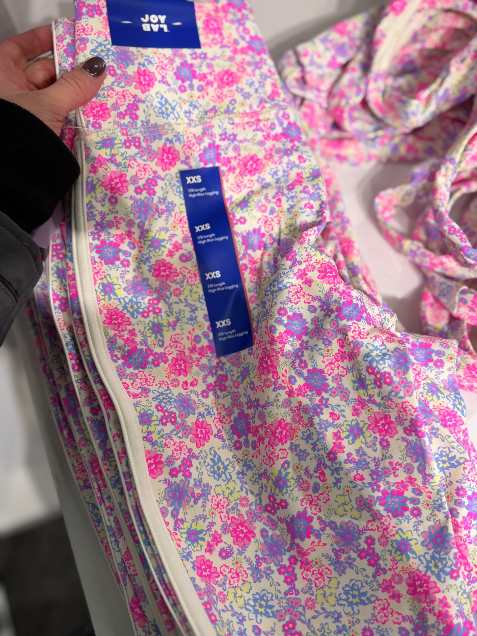 Spring is calling… 🌸 yes I know it’s only December, but I saw this floral print from JoyLab today and loooooveeee it! 



#LTKPetite #LTKootd #LTKmomlife