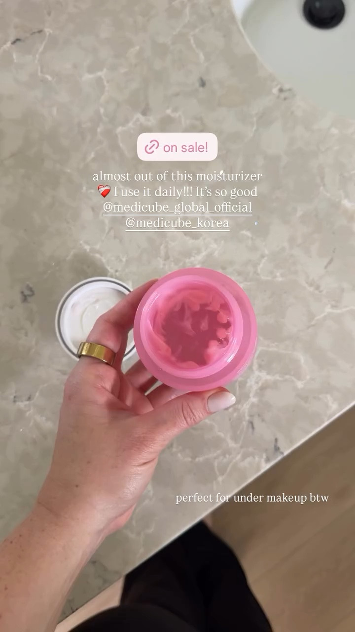 almost out of this moisturizer ❤️‍🩹 I use it daily!!! It’s so good
@medicube_global_official @medicube_korea  perfect for under makeup btw