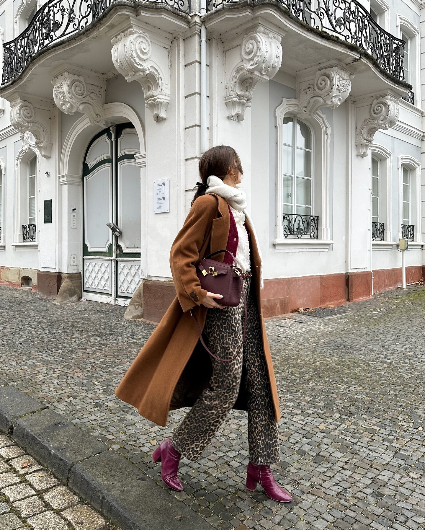 Combo of my fav print with my fav winter color 🐆🍷
Maintenant que les fêtes sont passées je n’ai qu’une hâte.. que le printemps en arrive 🥹 en attendant, on accumule les couches pour rester au chaud, ici avec un débardeur thermique + chemisier + cardigan + gros manteau sans oublier l’écharpe 🧣
•
•
•
•
#winteroutfitideas #winterstyle #winteroutfitinspo #frenchgirlstyle #parisianstyle #parisiennechic #leopardprint #winterlooks