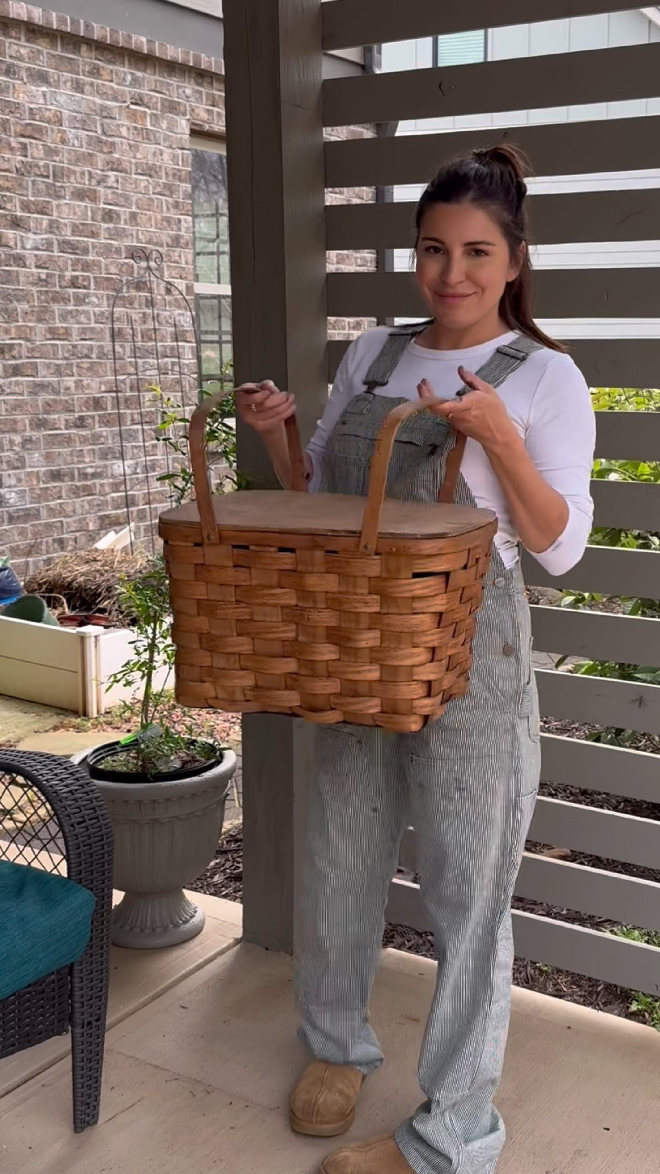 How to Upcycle a picnic basket! #diy #paint 