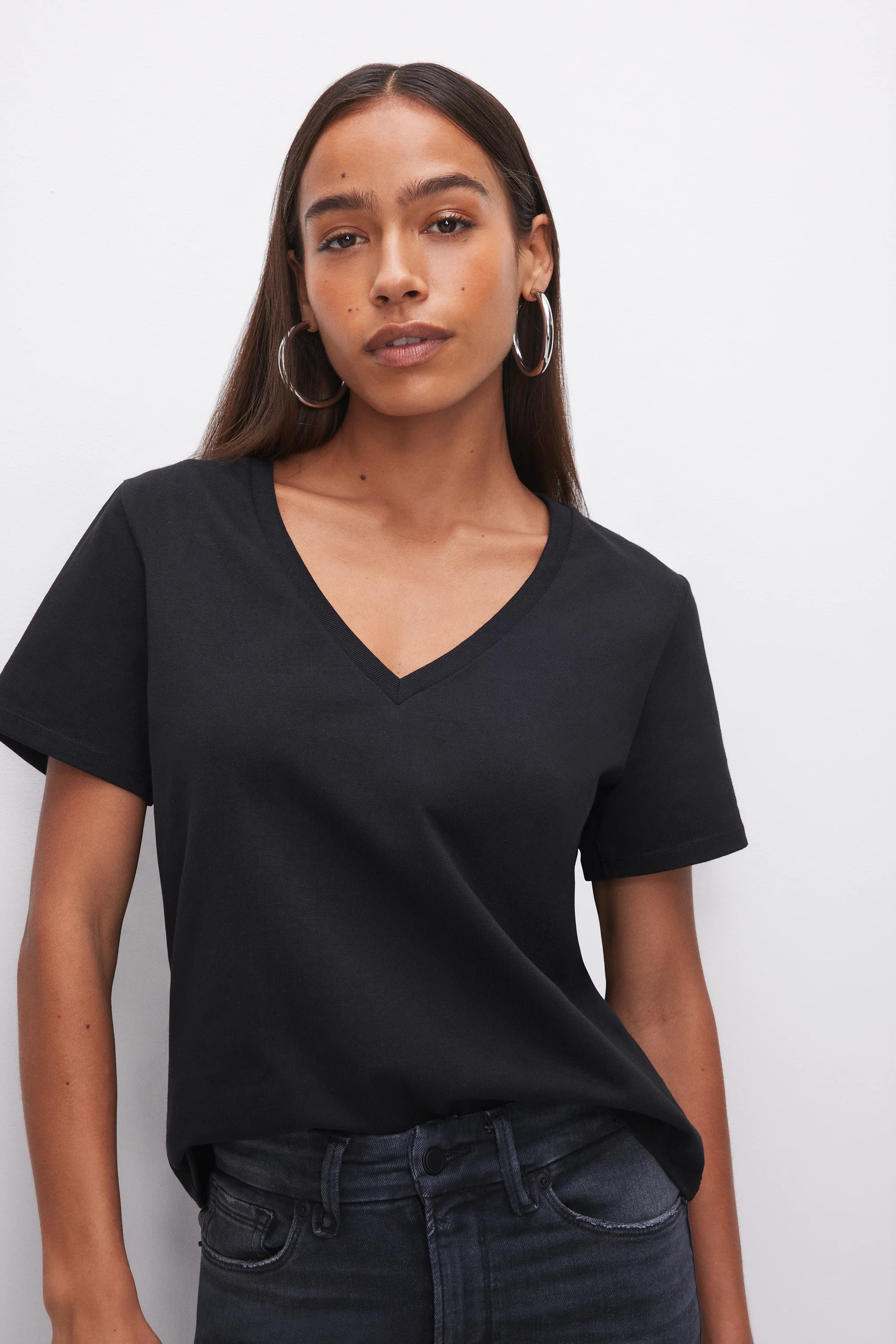 COTTON CLASSIC V-NECK TEE | BLACK001 - GOOD AMERICAN | Good American