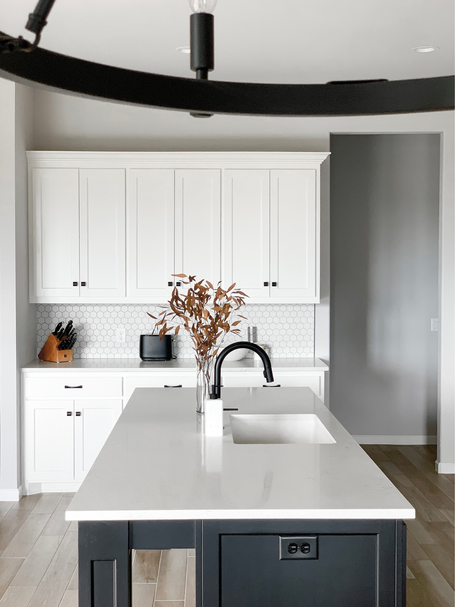 Minimal Fall Kitchen Styling

Fall decor, home decor, black chandelier, white soap dispenser, glass vase, dried eucalyptus, fall greenery, knife block, toaster white bowl, fruit bowl, black kitchen sink faucet, kitchen decor, wood look tile, wood tile, black hardware, cabinet knobs, pulls

#LTKSale #LTKstyletip #LTKhome