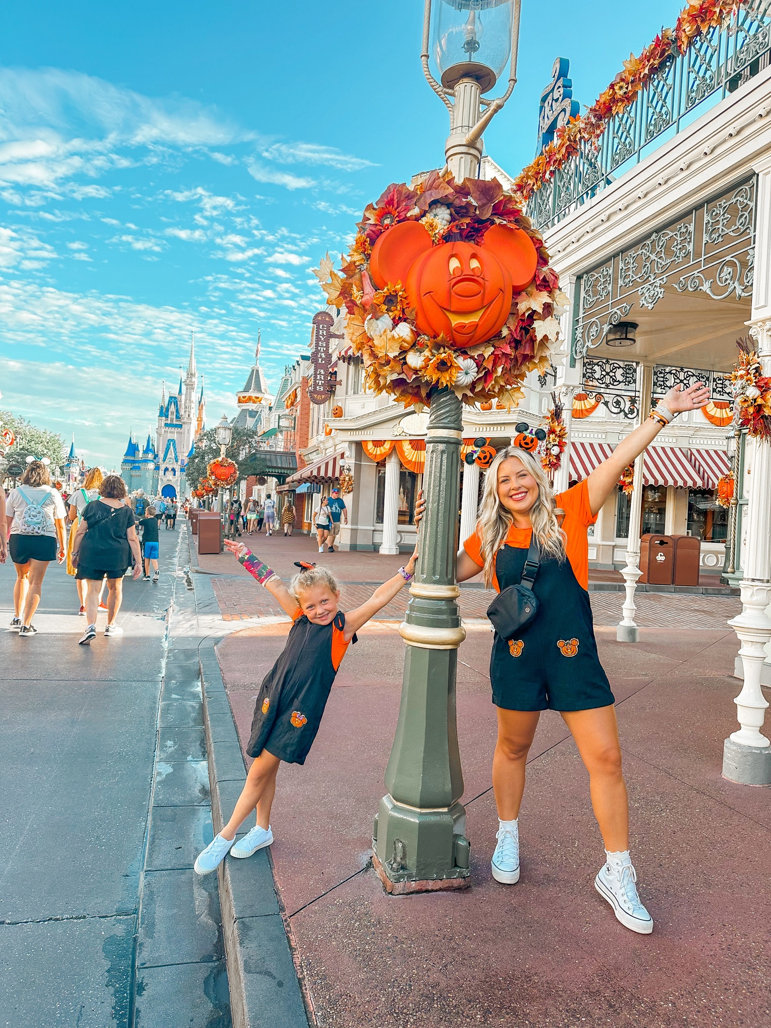 Disney outfits for mom and daughter. Amazon Disney outfit. Mommy and me matching outfits. Disney outfit idea 