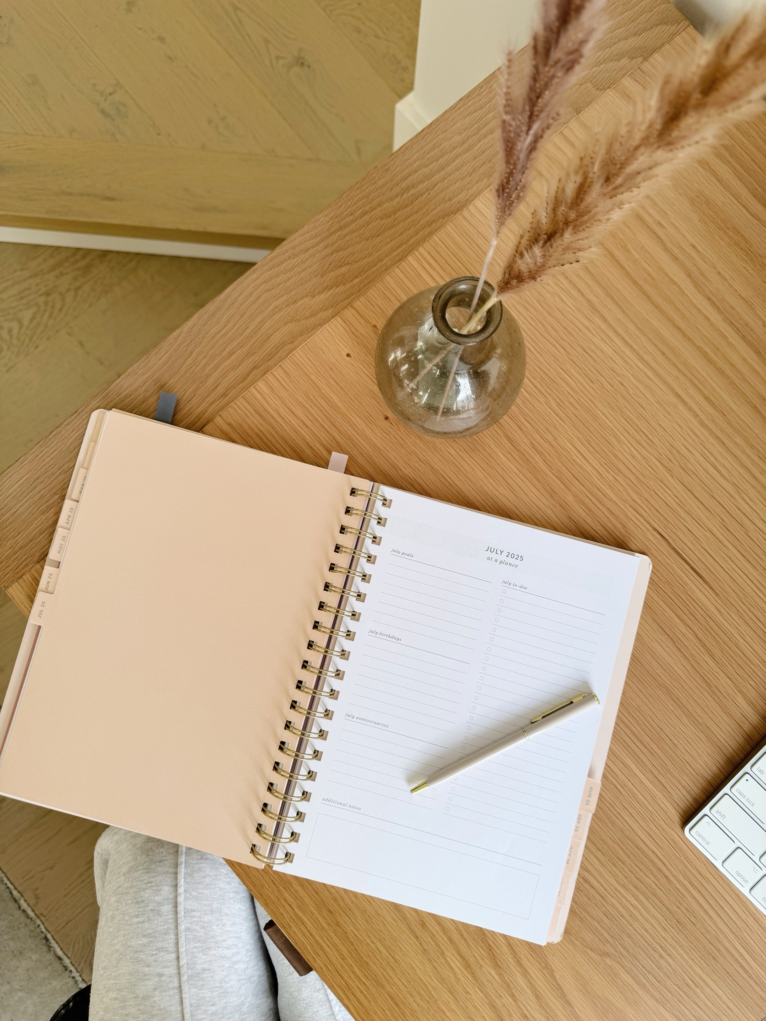 Planner 🗓️

Organize your year with an agenda. 

#LTKFindsUnder50 #LTKGiftGuide #LTKU