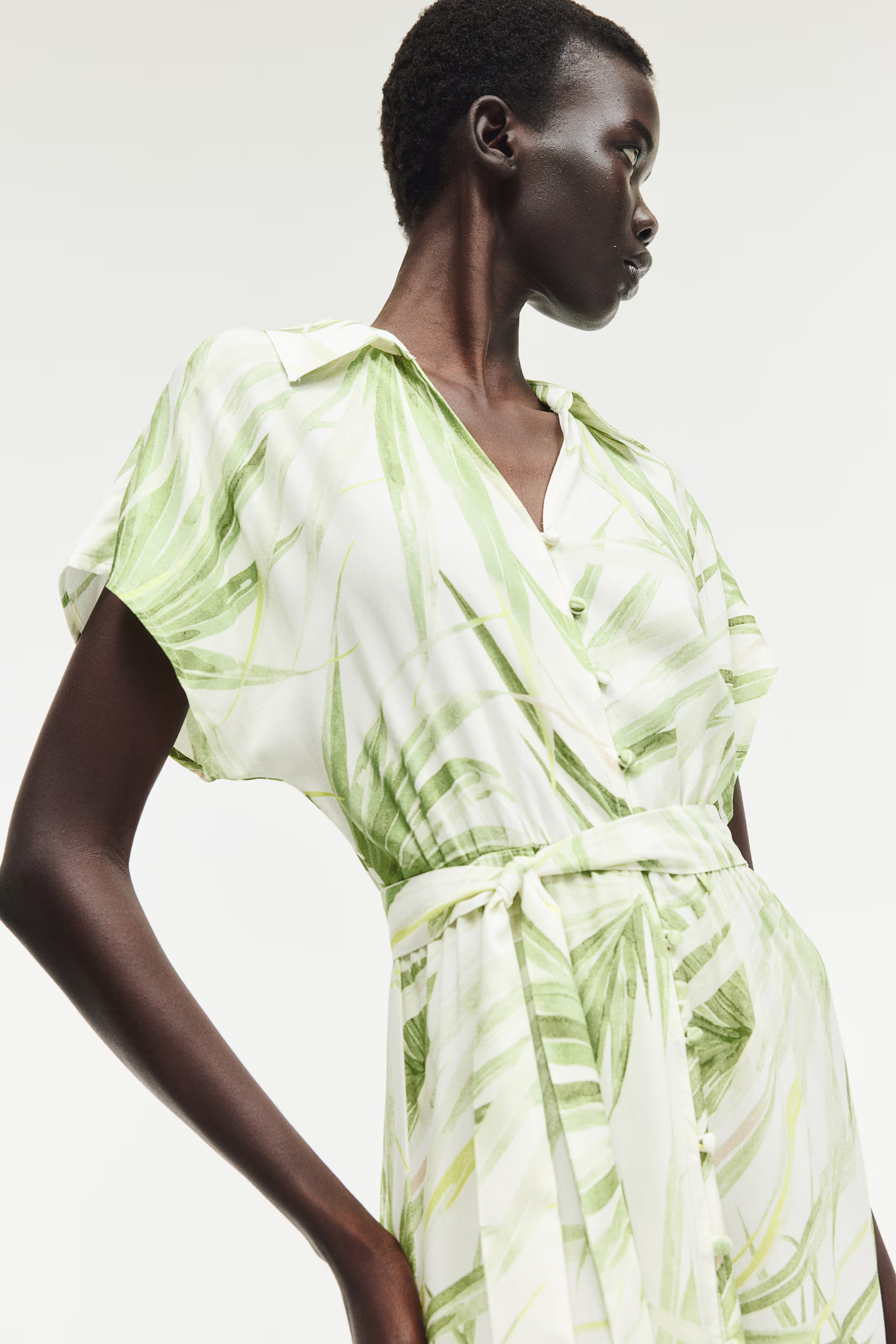 Blusenkleid mit Bindegürtel - V-Ausschnitt - Kurzarm - White/Palm leaves - Ladies | H&M AT | H&M (DE, AT, CH, NL, FI)