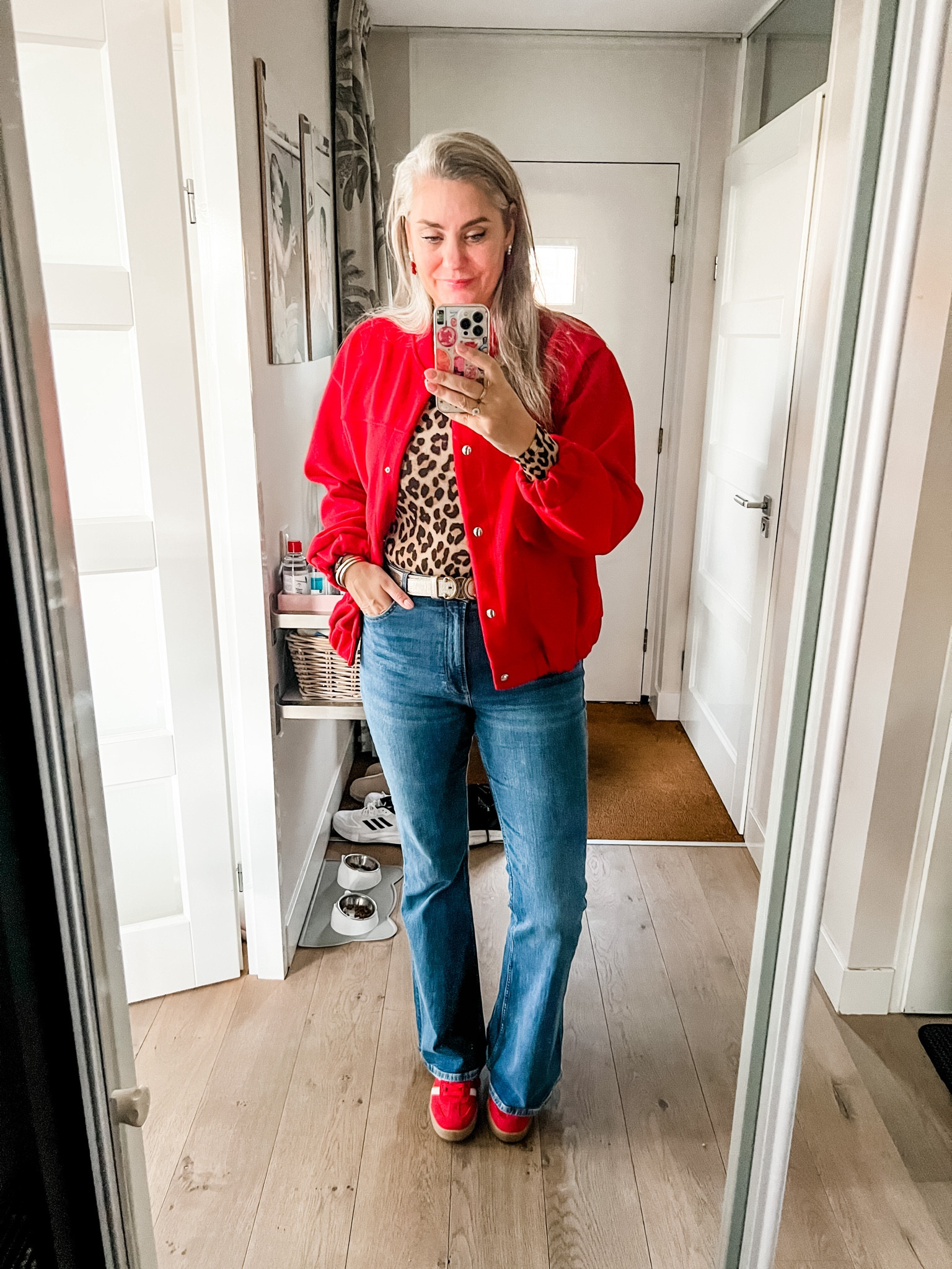 Ootd - Saturday. Leopard print longsleeve shirt under a red bomber jacket (https://most-wanted-nl.mtpc.se/4955341), blue flared jeans (old, Bershka), red suede sneakers and pearl and red bow earrings. 



#LTKwinter #LTKnederlands #LTKeurope