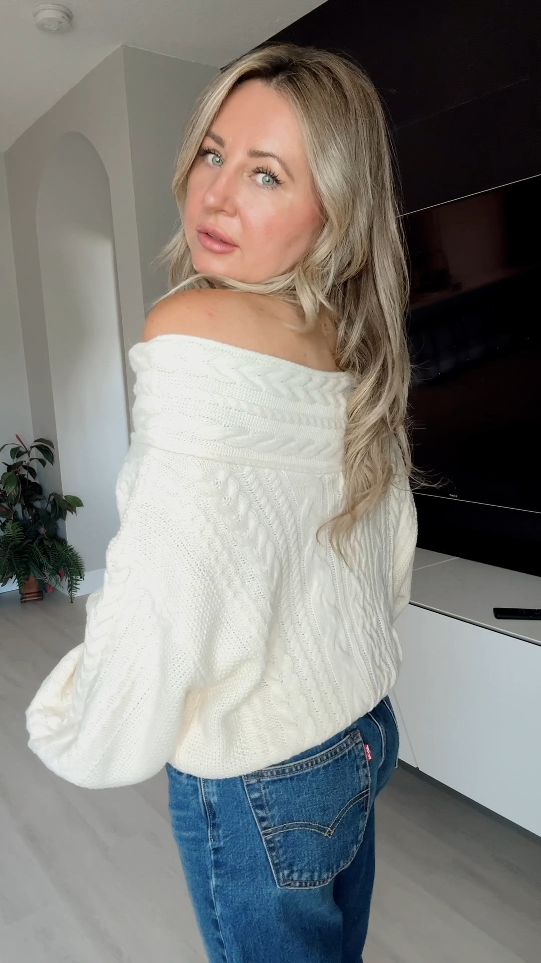 Super cute off the shoulder sweater from @CIDER 

#sweater #fall #offtheshoulder #cider

#LTKgrwm #LTKootd #LTKdayinmylife