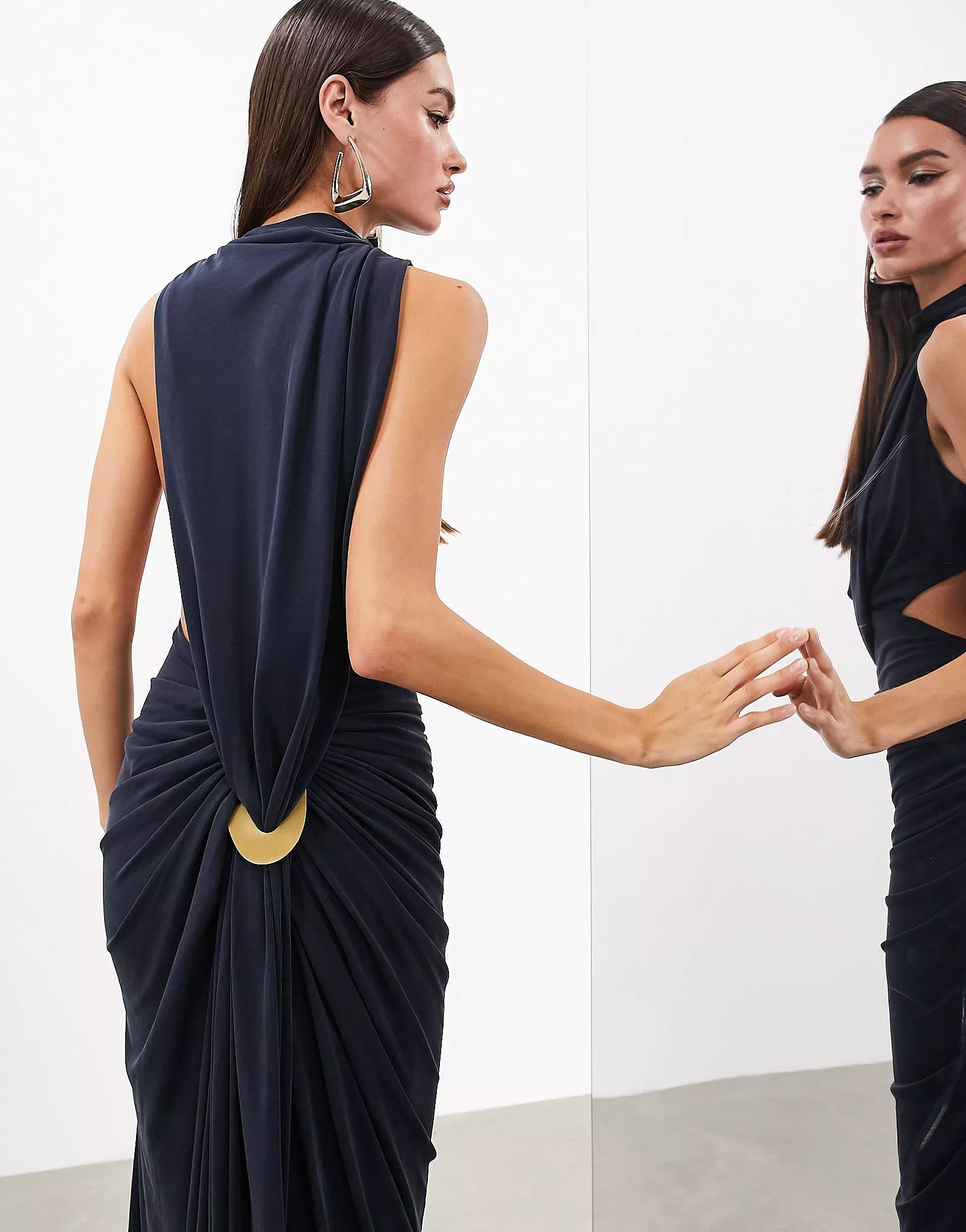 ASOS EDITION - Mouwloze maxi-jurk met gedrapeerd detail en plaatje in donkerblauw | ASOS (Global)