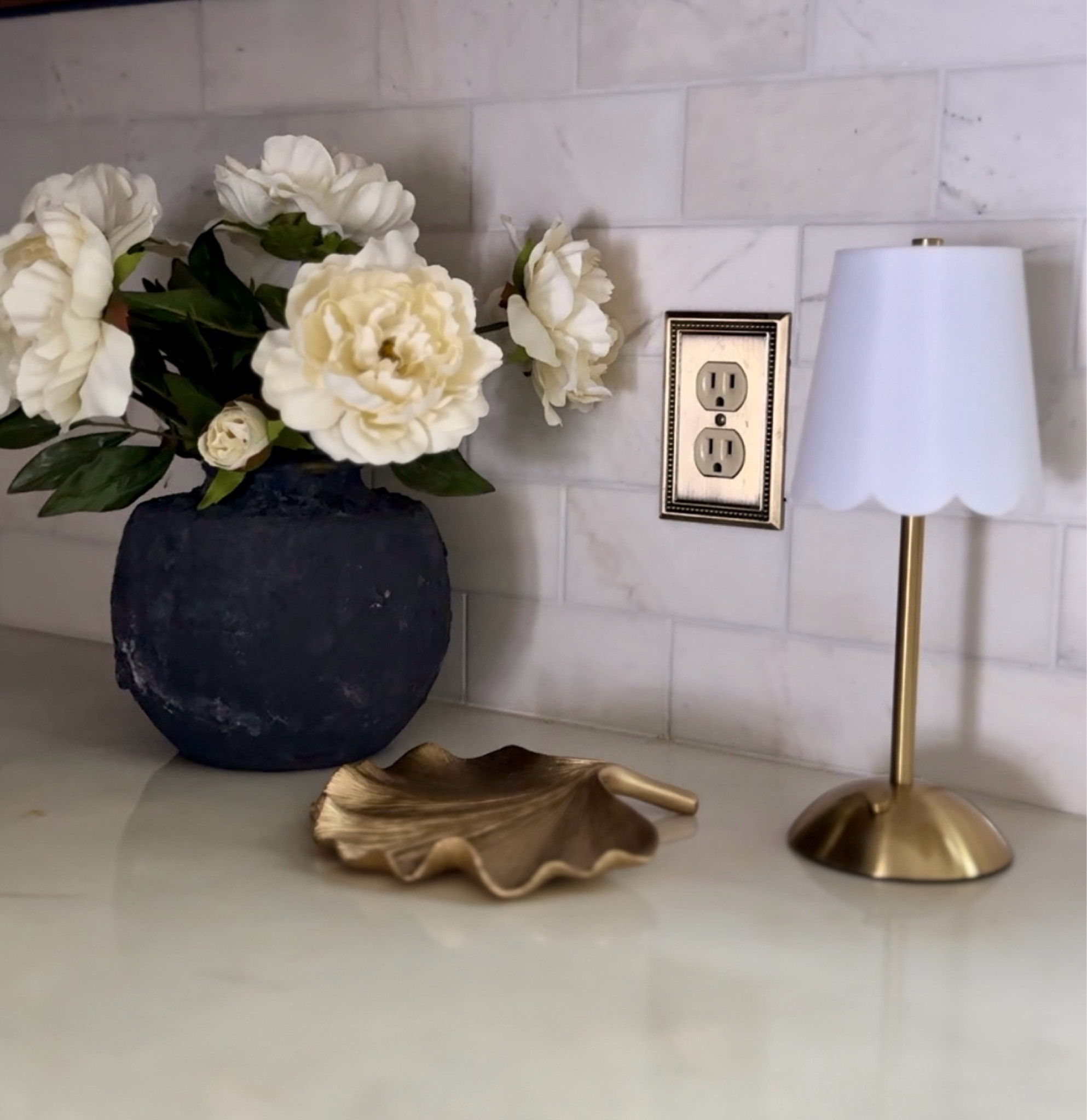 Wireless rechargeable dimmable light & gold leaf trinket tray