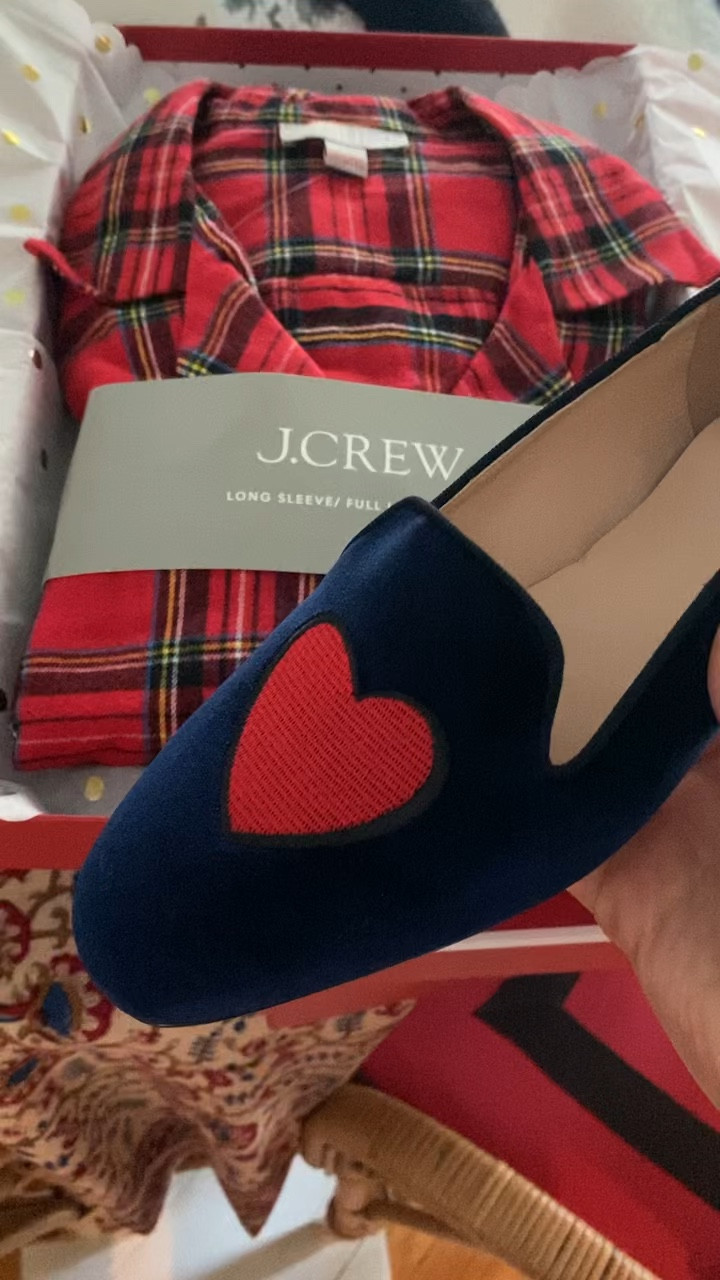 We adore @jcrew’s pajamas, with styles for everyone in the family! ❤️ They would even be fun for a family holiday photo! It’s the perfect time to snap them up, with discounts up to 40% off this week! #ad #injcrew 