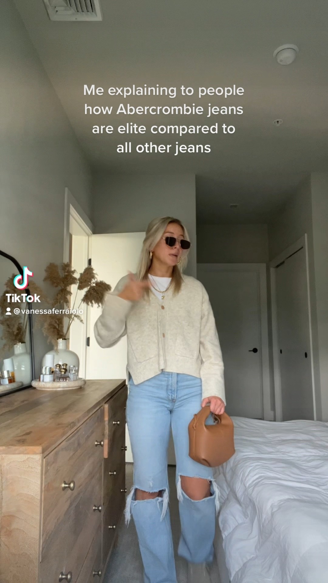 Abercrombie style, Abercrombie jeans, 90s relaxed jeans, 90s jeans, light wash denim, fall style, fall fashion, fall fashion trends, fall outfit ideas, fall sweaters, birkenstock clogs
