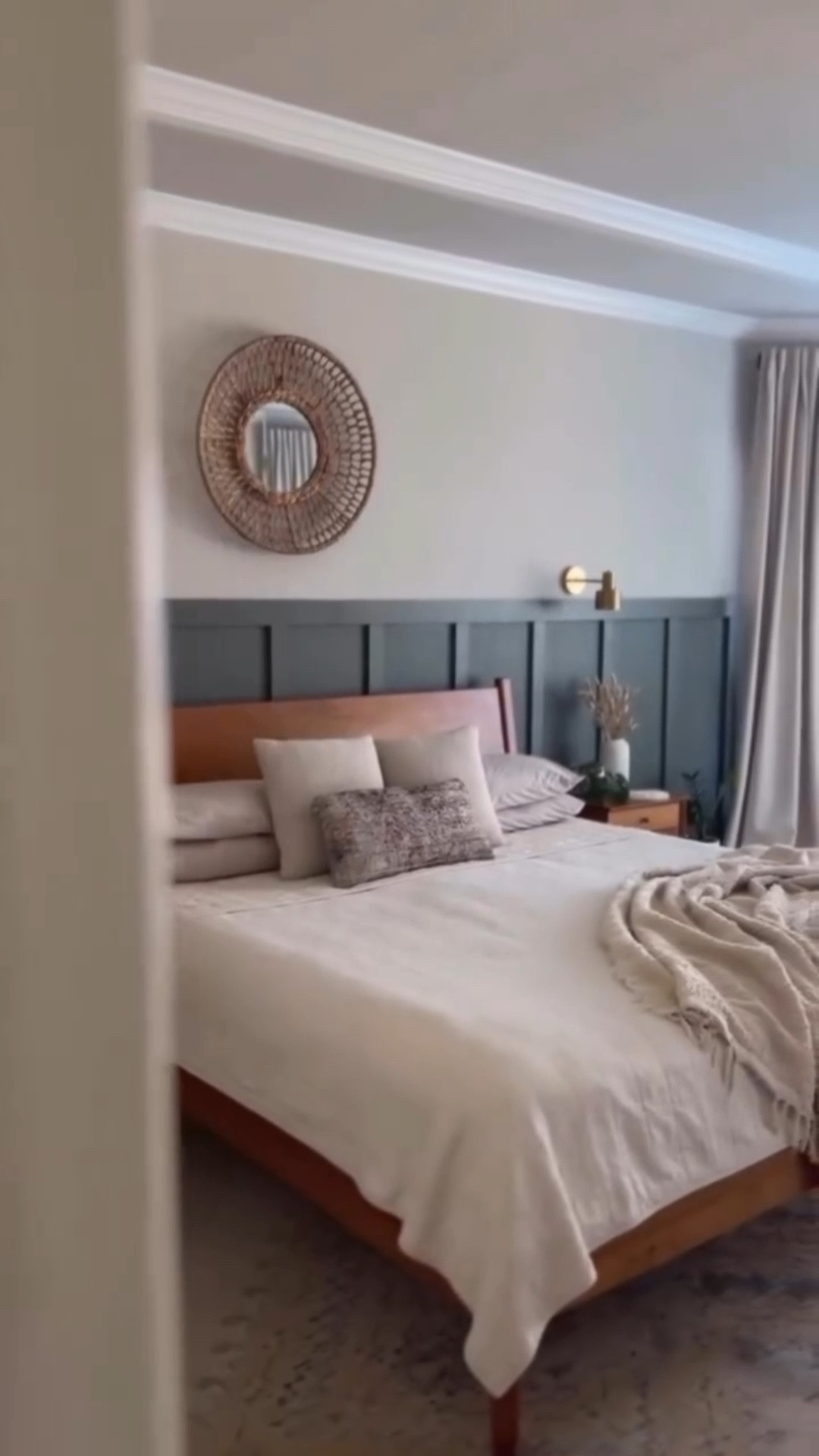 Cómo hacer una pared de acento o realce ✨ DIY board and batten 
Día 1 de 15: Te comparto los proyectos hazlo tú misma que he hecho en mi casa para que te inspires a hacerlo en tu hogar 🫶

#boardandbatten #wallpanelling #diyhomedecor #diyhomeprojects #latinaenusa