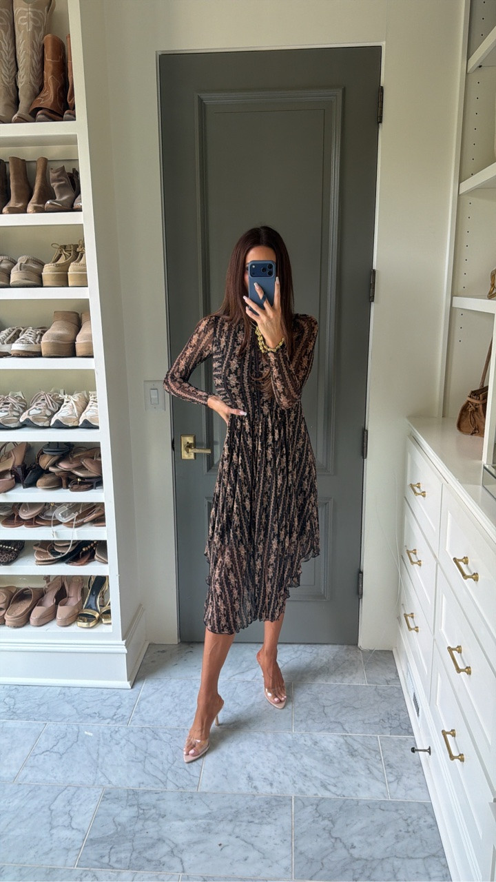 Use code SARAH35

Dress XS

Wedding guest dress, fall family picture dress

#LTKSaleAlert #LTKootd #LTKgrwm