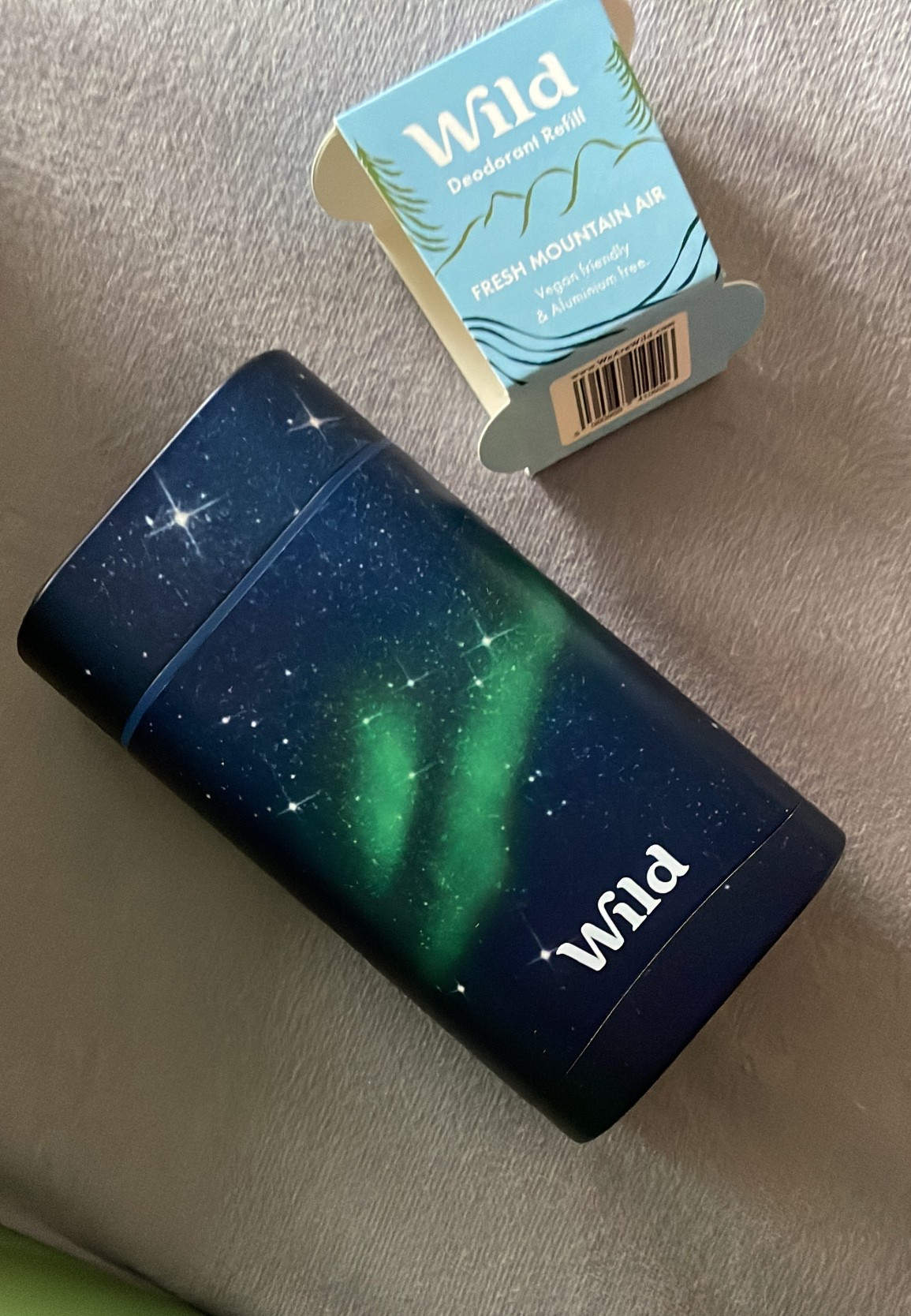 Meine Erfahrung mit dem Wild Deo über die letzten Jahre ist, dass es bei mir sehr gut funktioniert. Ich schwitze schnell und habe dadurch immer mit Unsicherheiten zu kämpfen gehabt. Dass das Deo bei mir gut wirkt, heißt nicht, dass diese Unsicherheiten weg sind, aber es heißt, dass ich mich deutlich wohler fühle.

Für mich ist Wild längst mehr als nur ein hübsch verpacktes Naturdeo – es ist ein fester Bestandteil meines Alltags geworden. Ich mag das einfache Nachfüllsystem, die duftenden Sorten und den Gedanken, dass ich damit ganz nebenbei jede Menge Plastik spare. ☺️

#LTKdeutschland #LTKbeauty